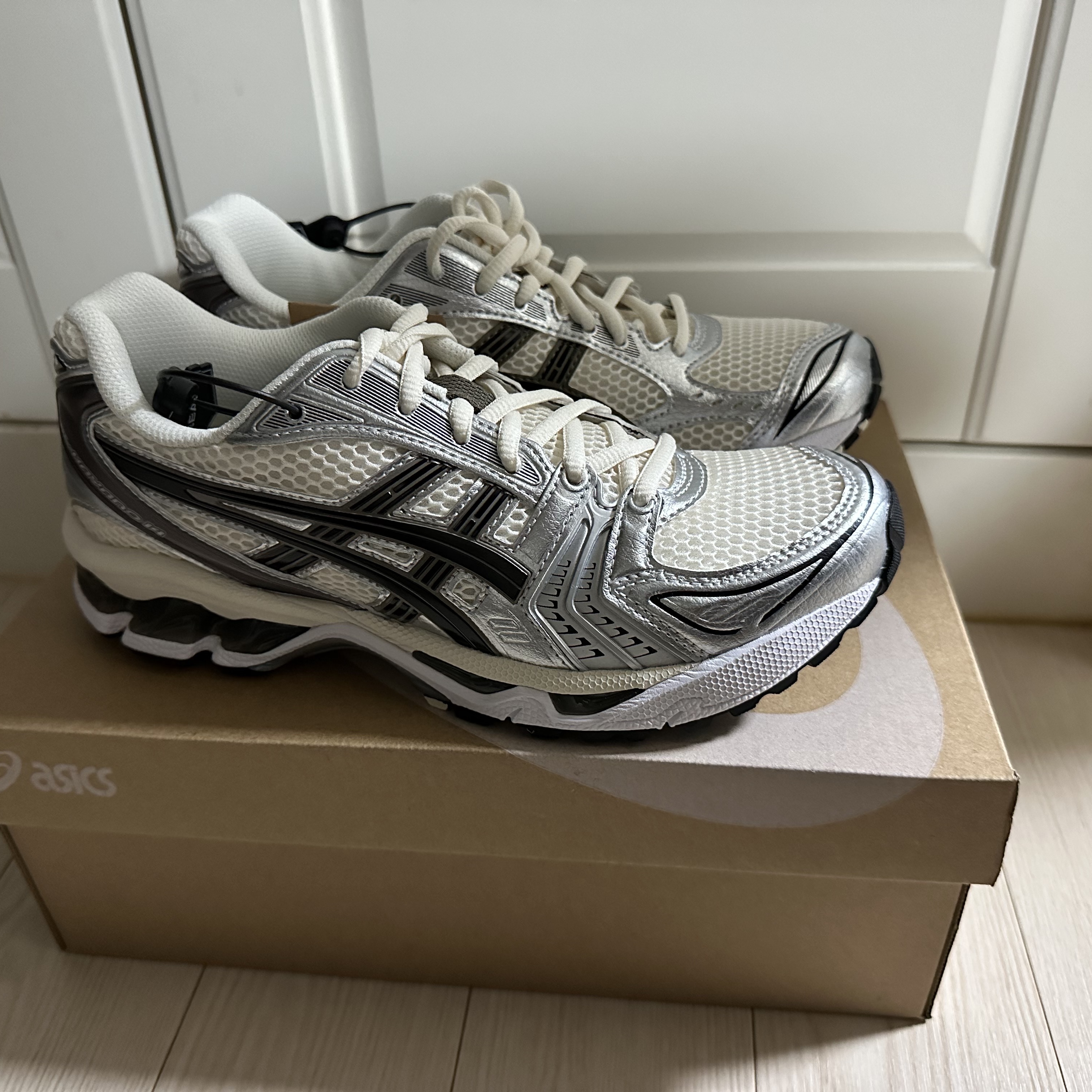 Asics Gel-Kayano 14 Cream Black 착용 스타일
