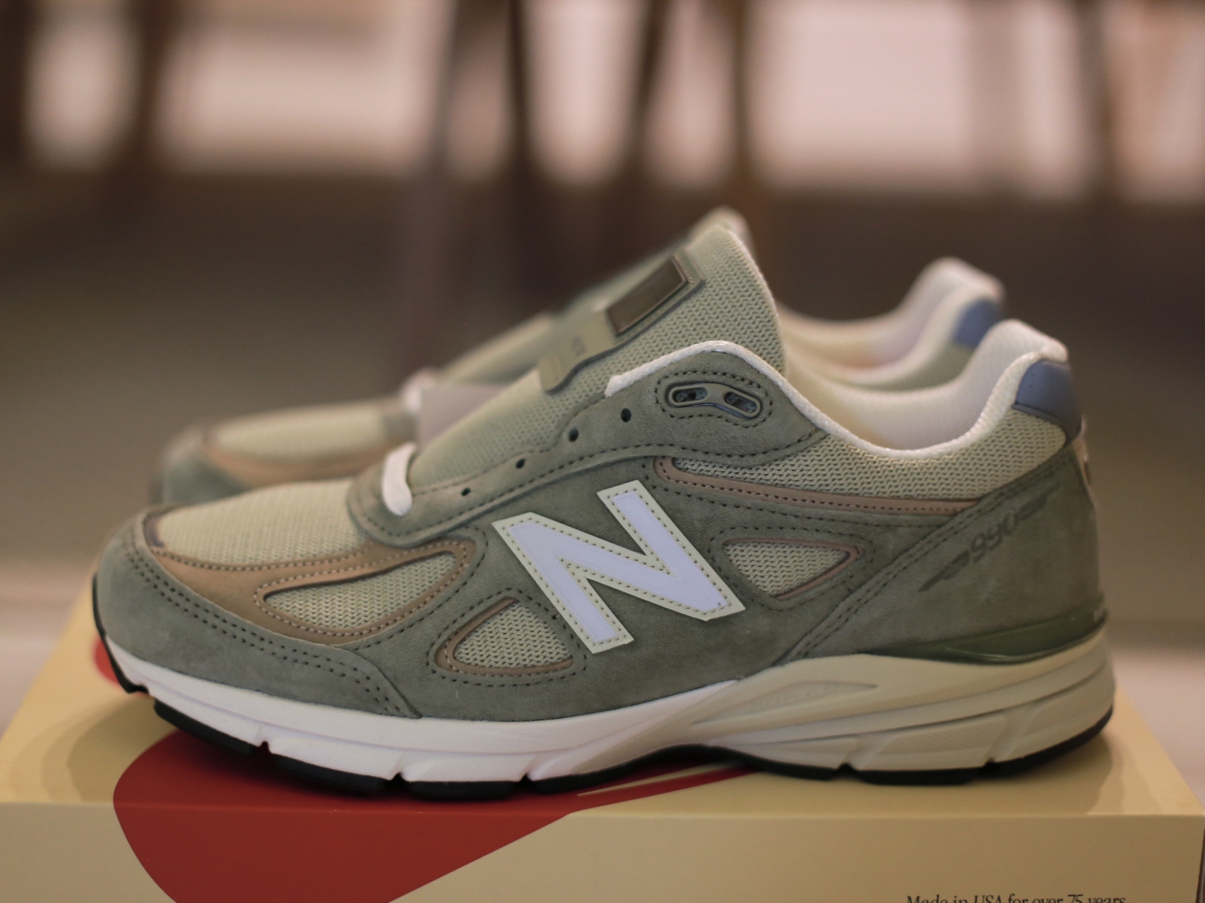 New Balance 990v4 Made in USA Olive Incense 착용 스타일 - 1