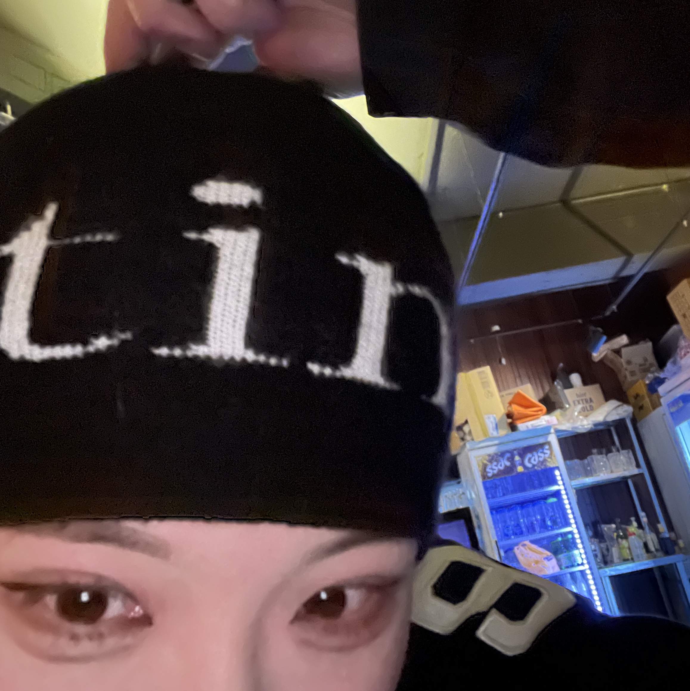 Matin Kim Logo Jacquard Short Beanie Black 착용 스타일 - 1