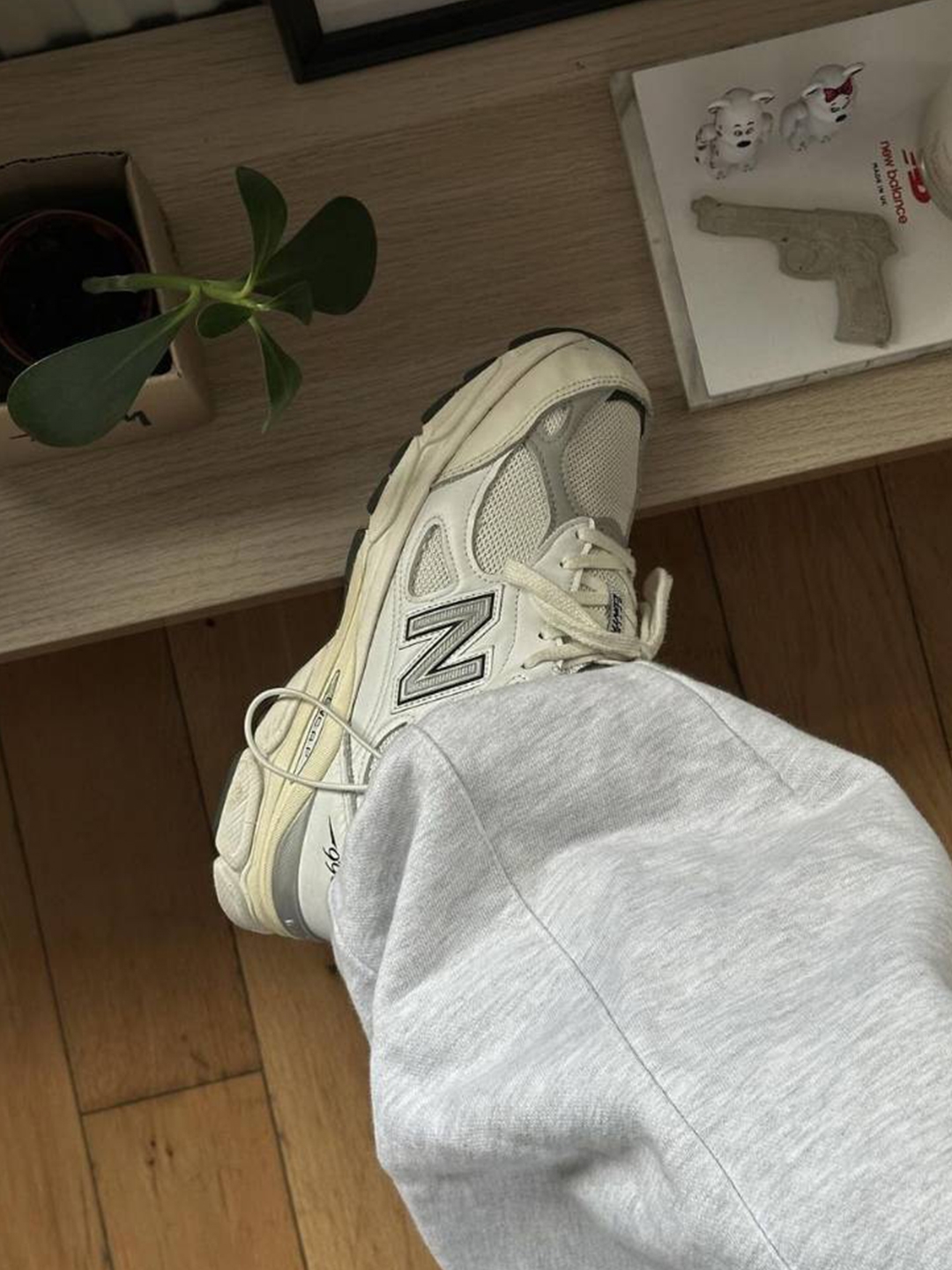 New Balance 990v3 Made in USA Moonbeam Macadamia Nut, New Balance 990v3 Made in USA Sea Salt 착용 스타일 - 3