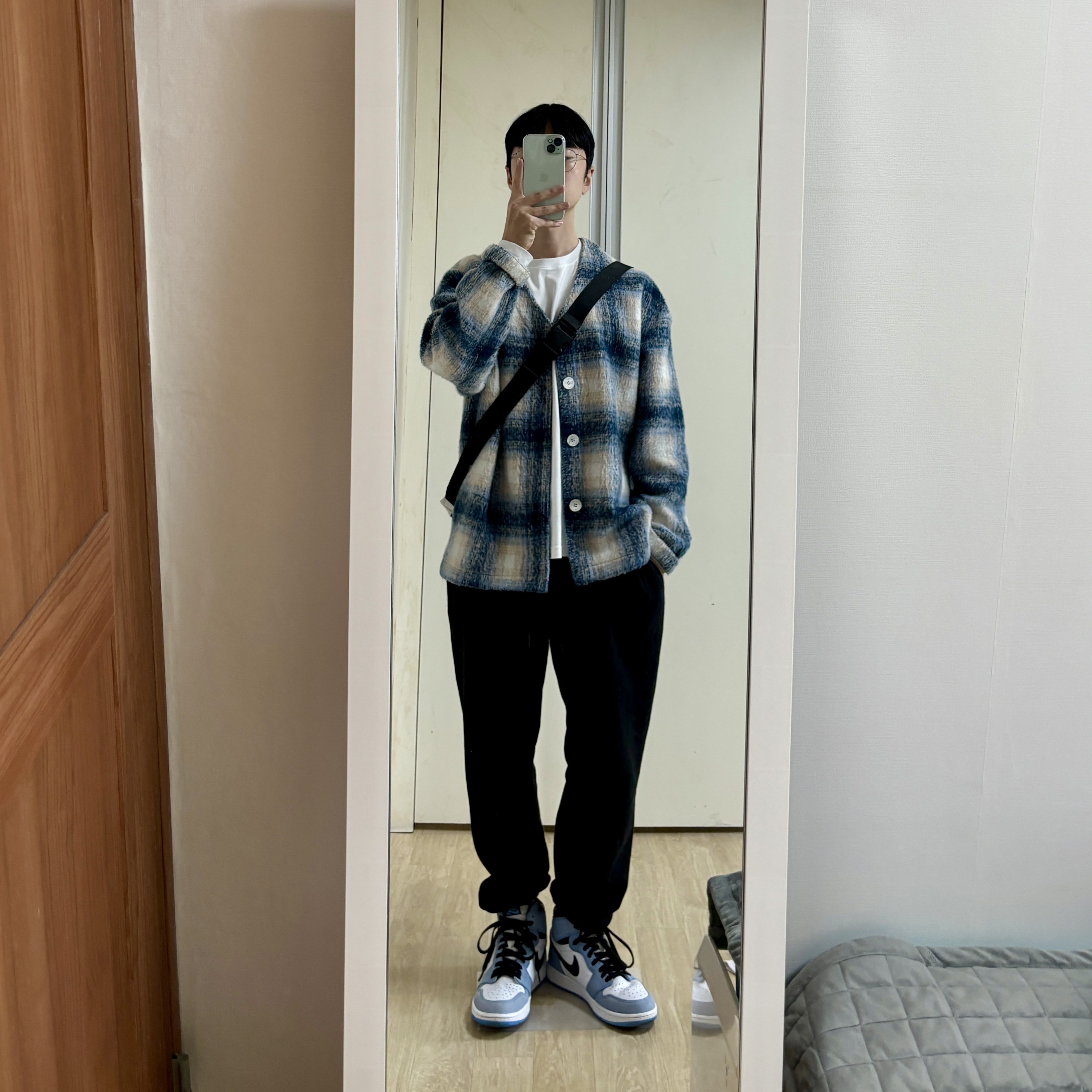 Jordan 1 Retro High OG University Blue 착용 스타일 - 1