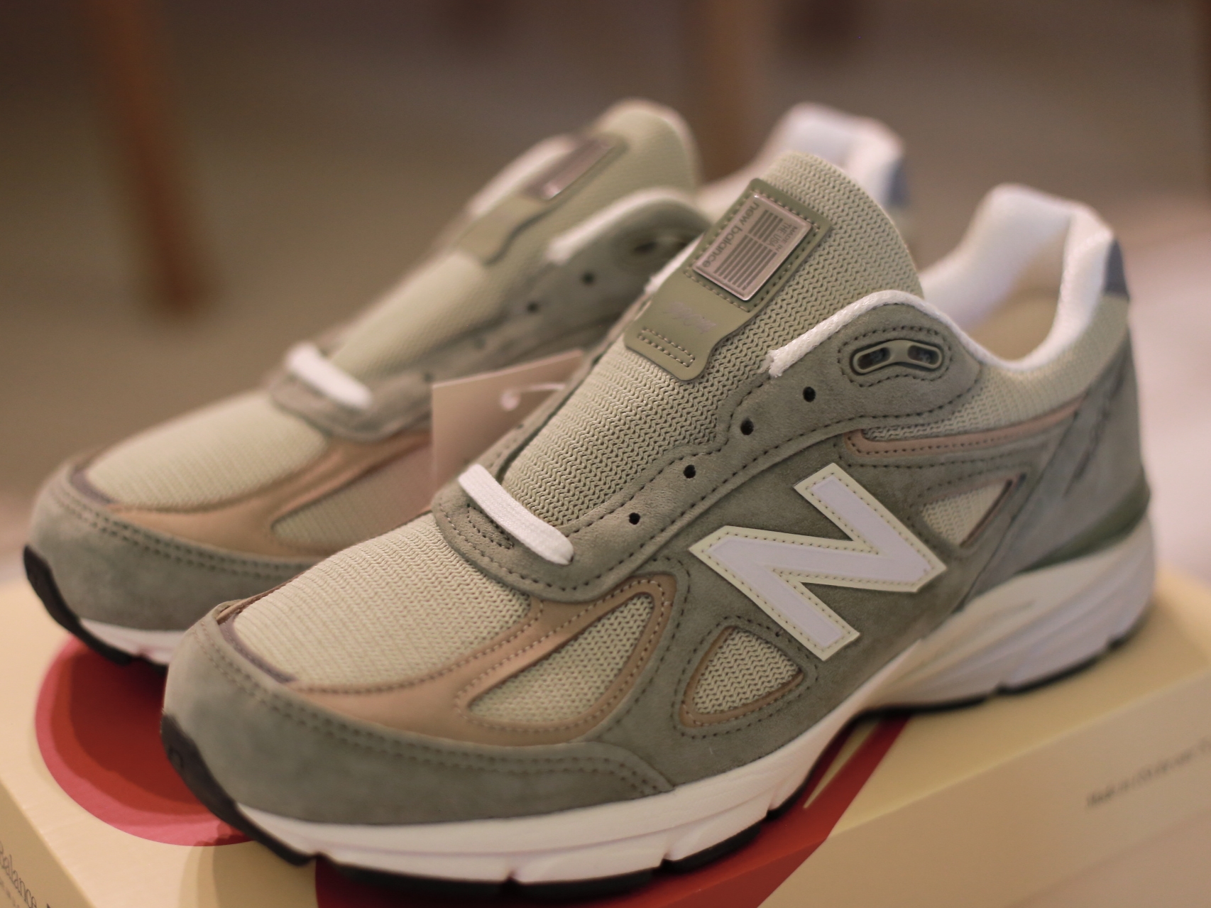 New Balance 990v4 Made in USA Olive Incense 착용 스타일 - 2