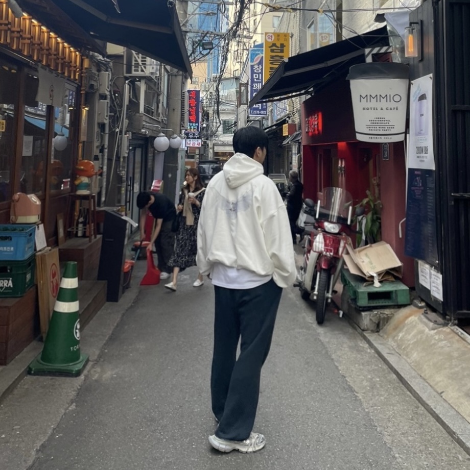 Yeezy Gap Engineered By Balenciaga Dove Hoodie White, Balenciaga 3XL Sneakers Light Beige 착용 스타일 - 2