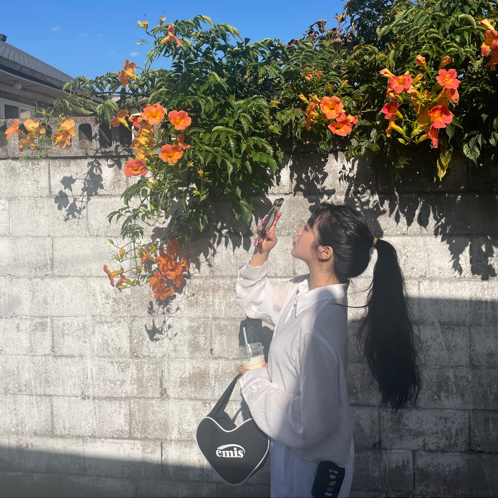 Emis Heart Tote Bag Black 착용 스타일 - 1