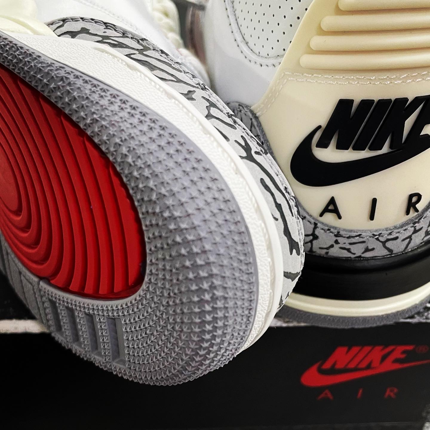 Jordan 3 Retro White Cement Reimagined, Jordan 1 Retro High OG Royal Reimagined 착용 스타일 - 2