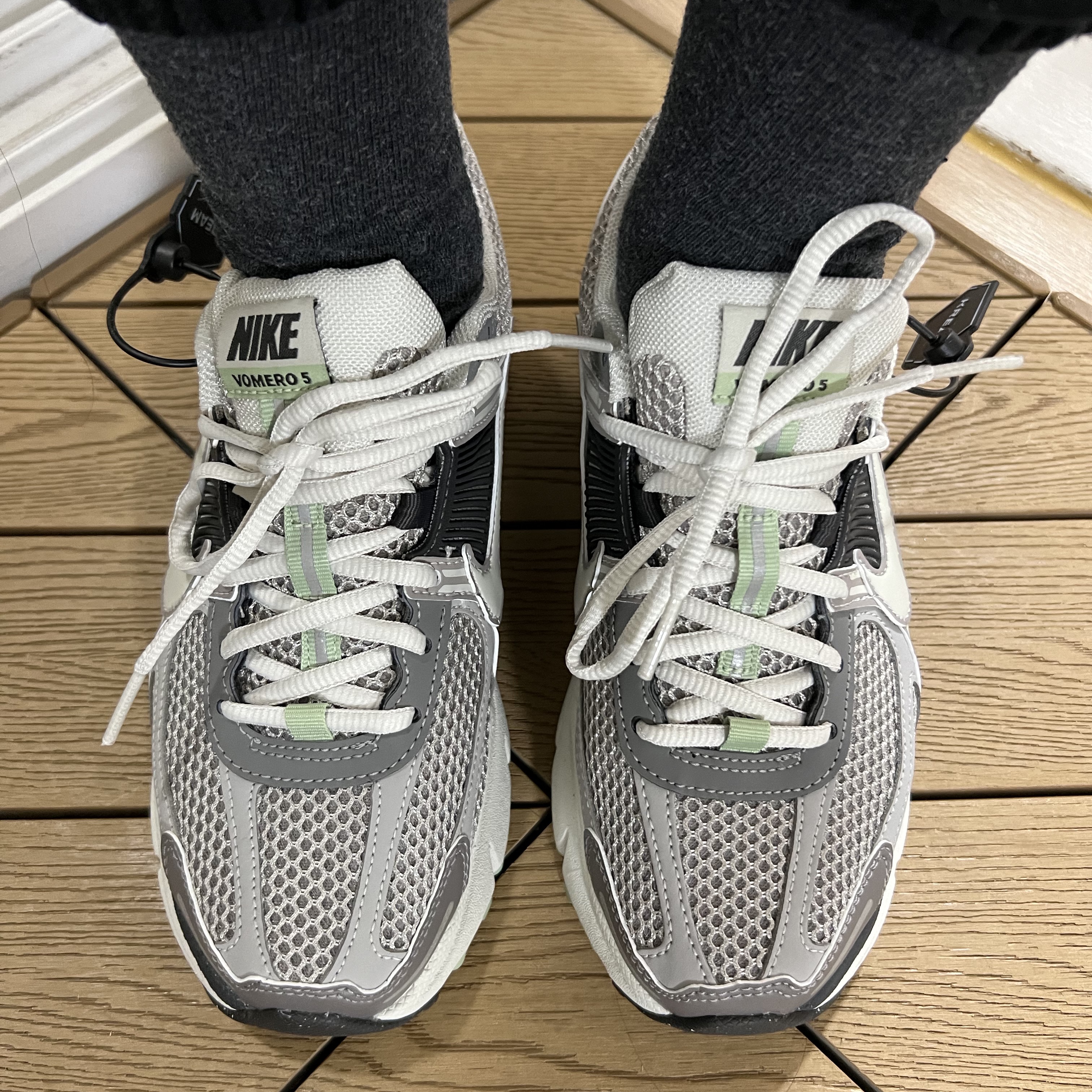 (W) Nike Zoom Vomero 5 Cobblestone and Flat Pewter 착용 스타일