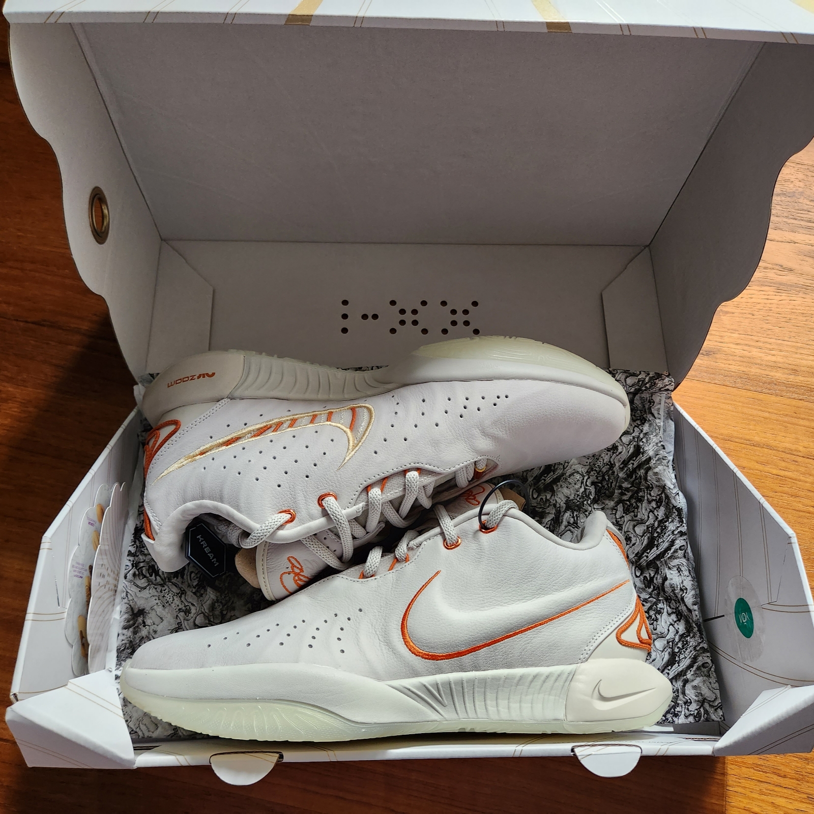Nike Lebron 21 EP Akoya Light Bone 착용 스타일
