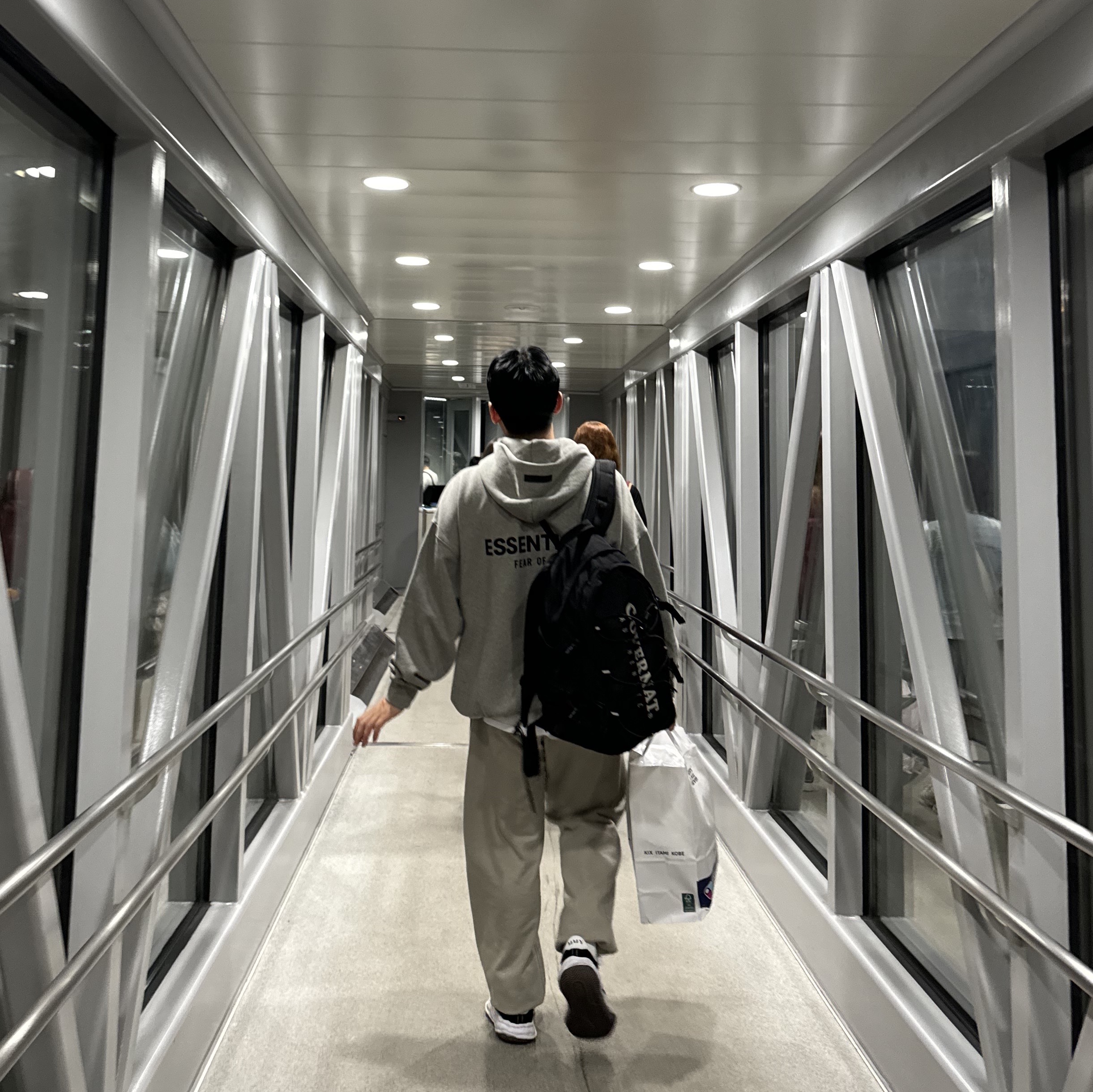 Essentials The Core Collection Hoodie Dark Oatmeal, Maison Mihara Yasuhiro Blakey OG Sole Canvas Low-top Sneakers Black White 착용 스타일