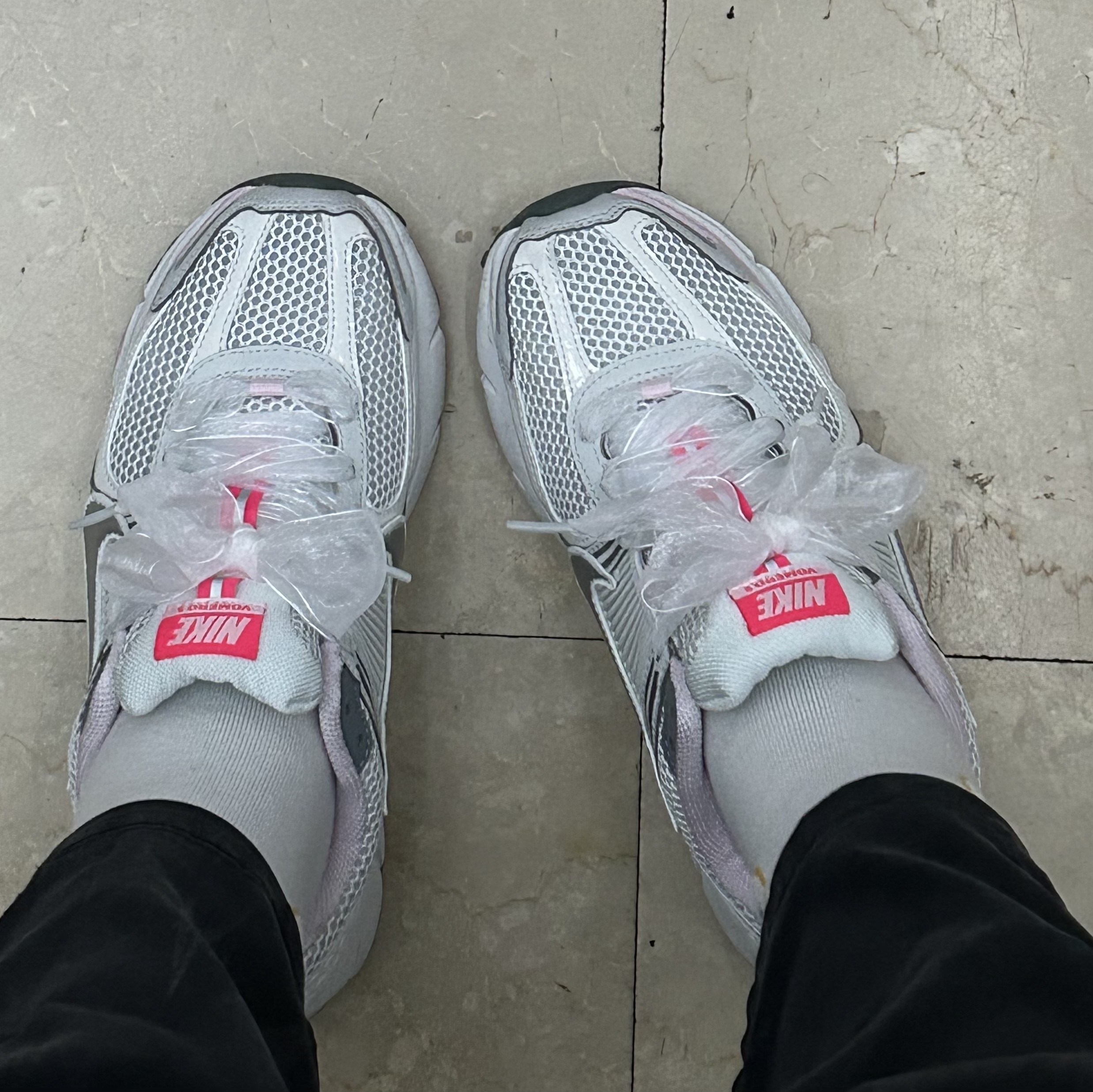 (W) Nike Zoom Vomero 5 Photon Dust Metallic Silver 착용 스타일