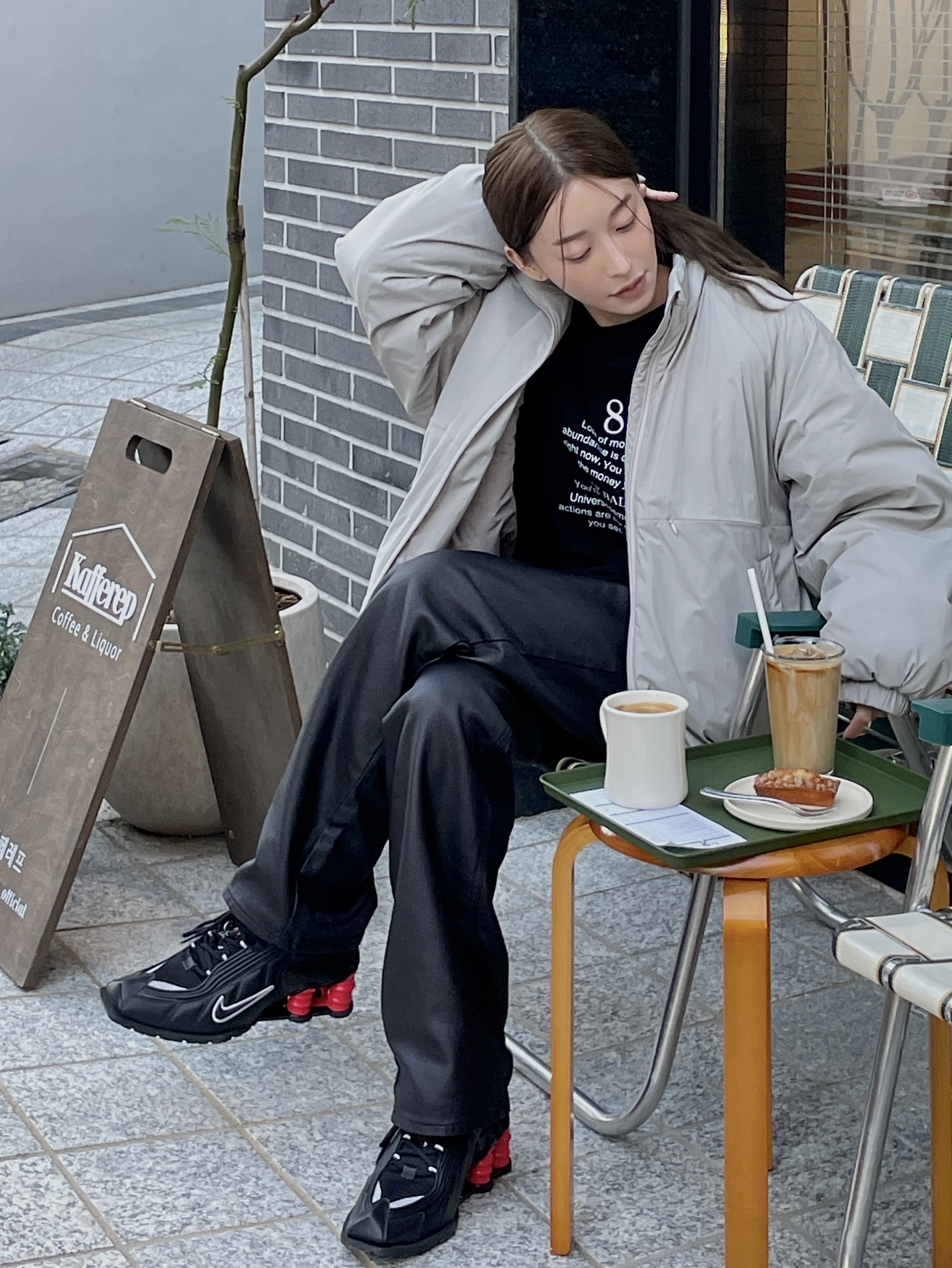 Nike x Martine Rose Shox MR4 Black 착용 스타일 - 1