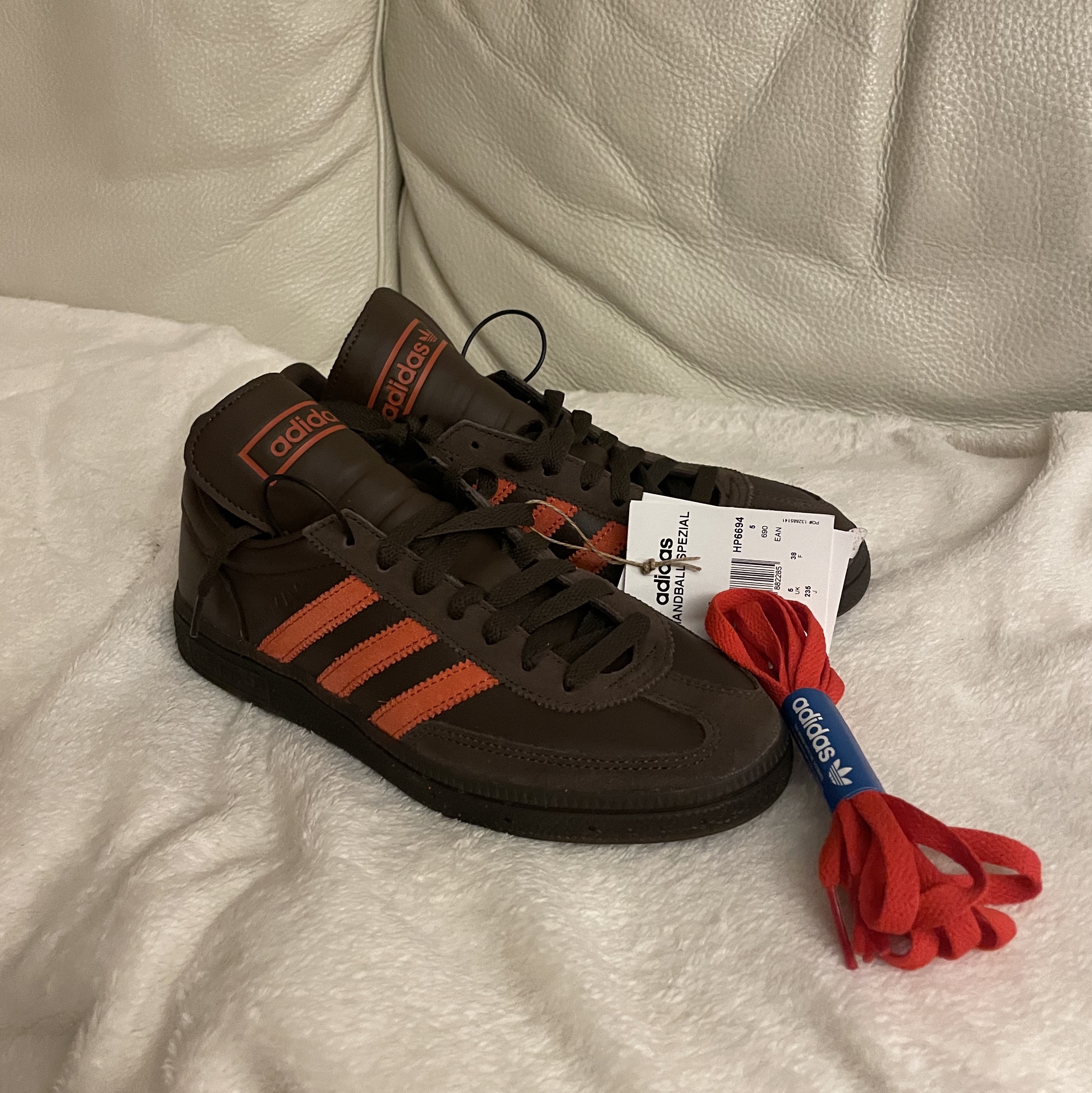 Adidas Spezial Handball Brown Collegiate Orange 착용 스타일 - 2