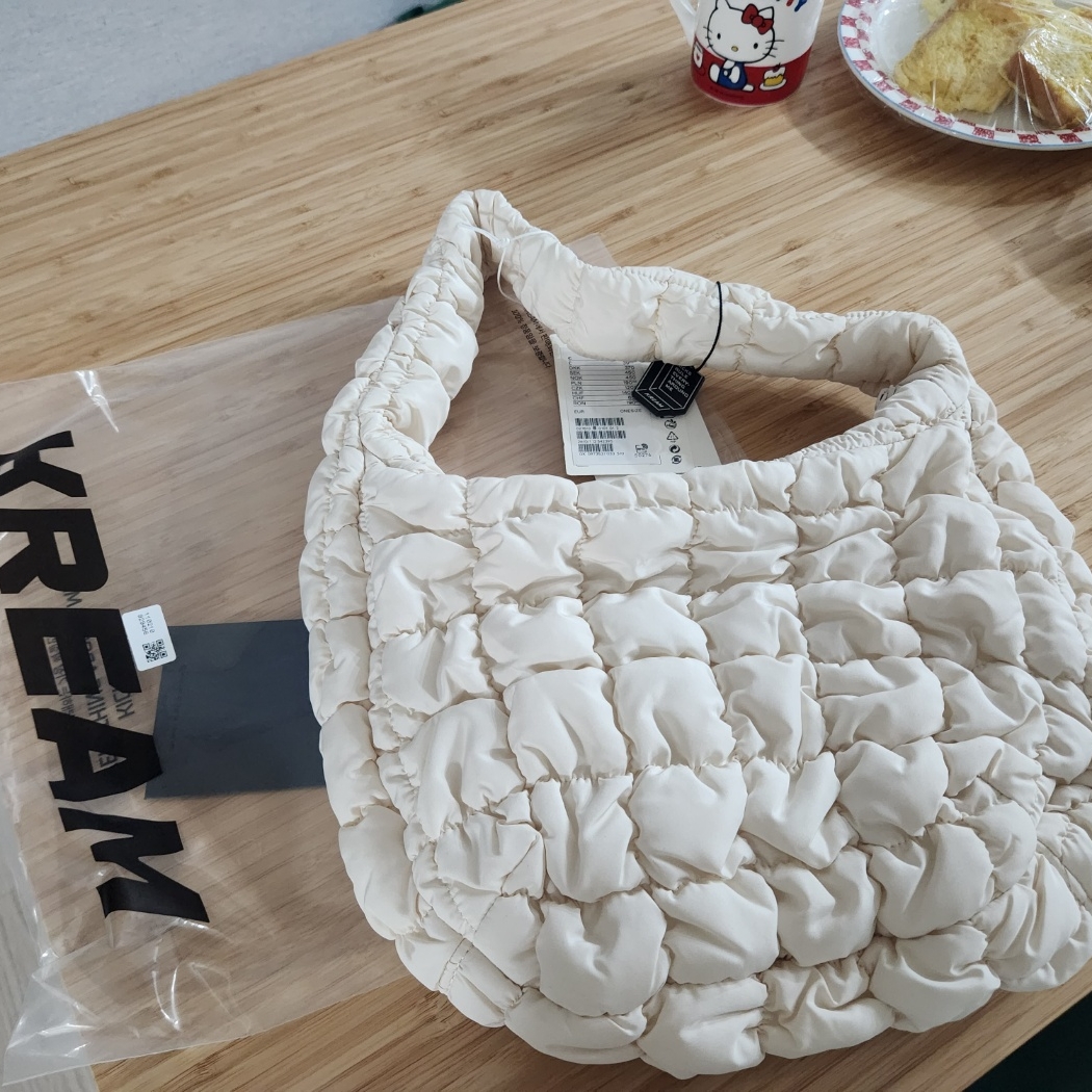 COS Quilted Mini Bag Cream 착용 스타일