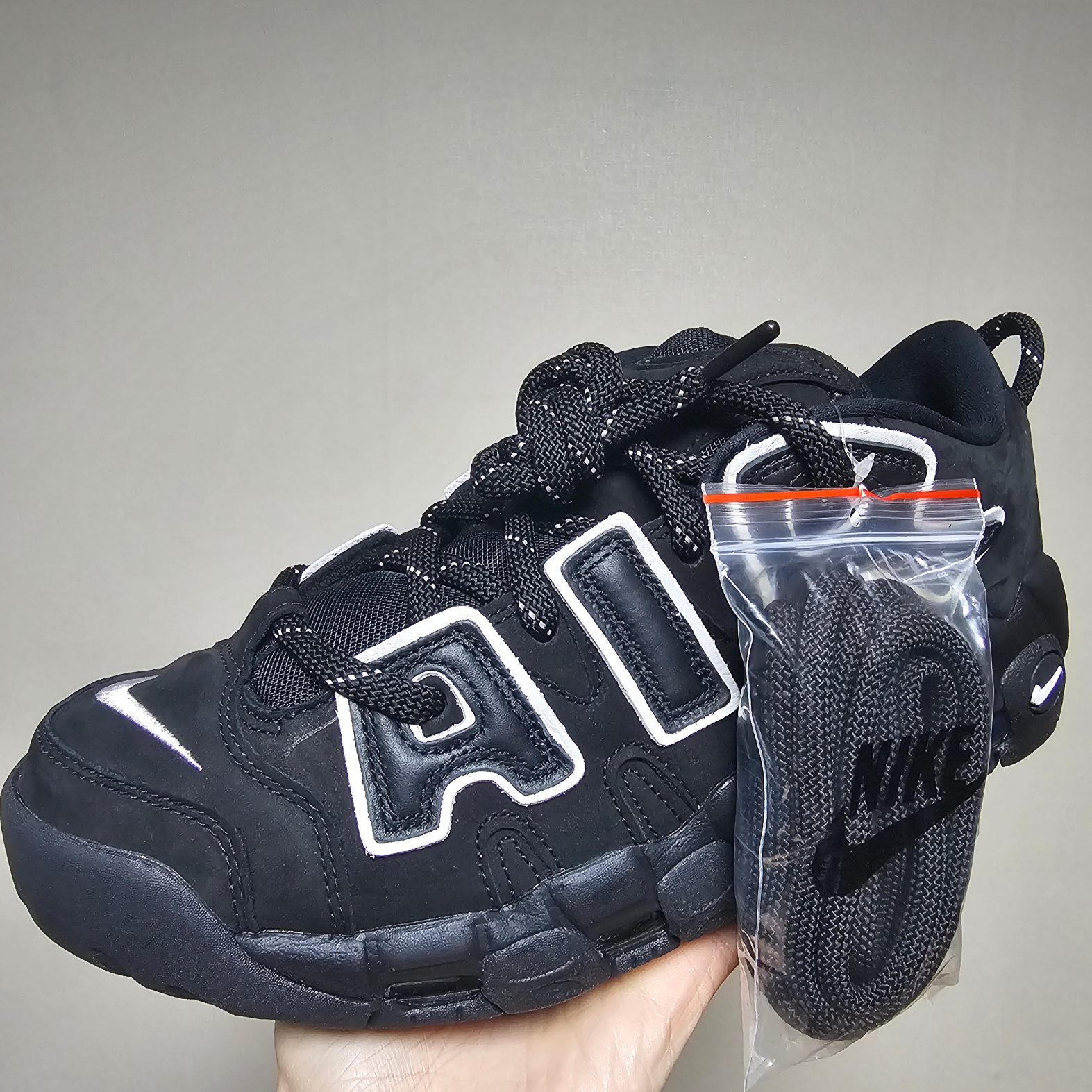 Nike x Ambush Air More Uptempo Low Black and White 착용 스타일 - 1