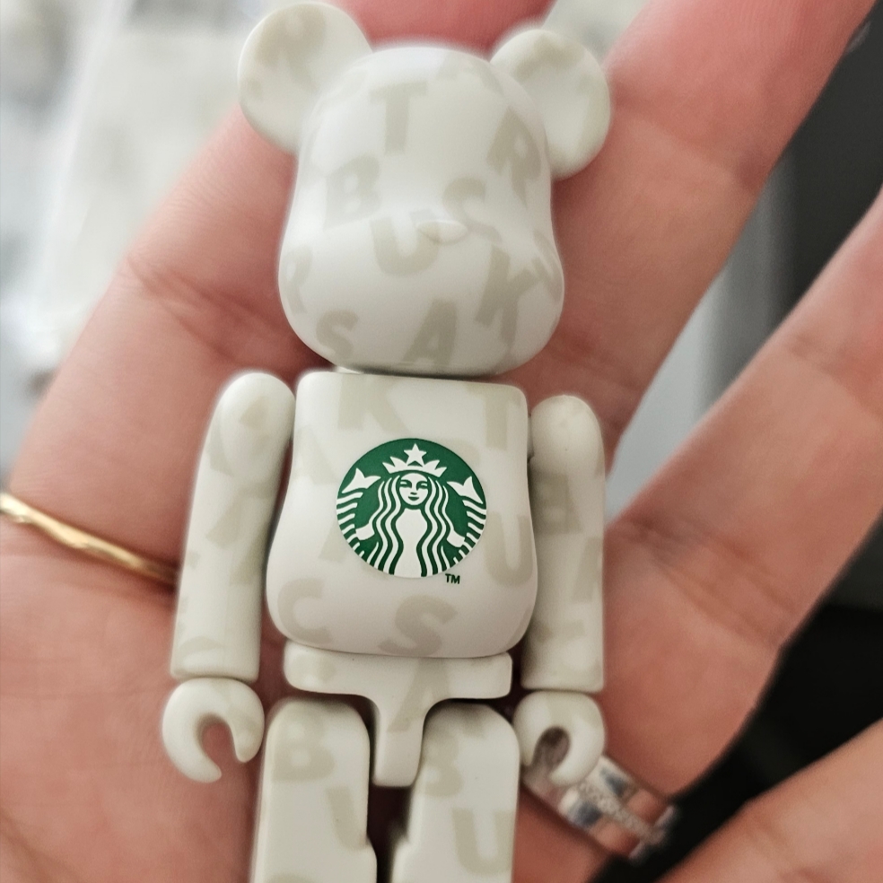 Bearbrick x Starbucks 100% & 400% Set - Taiwan Exclusive 착용 스타일