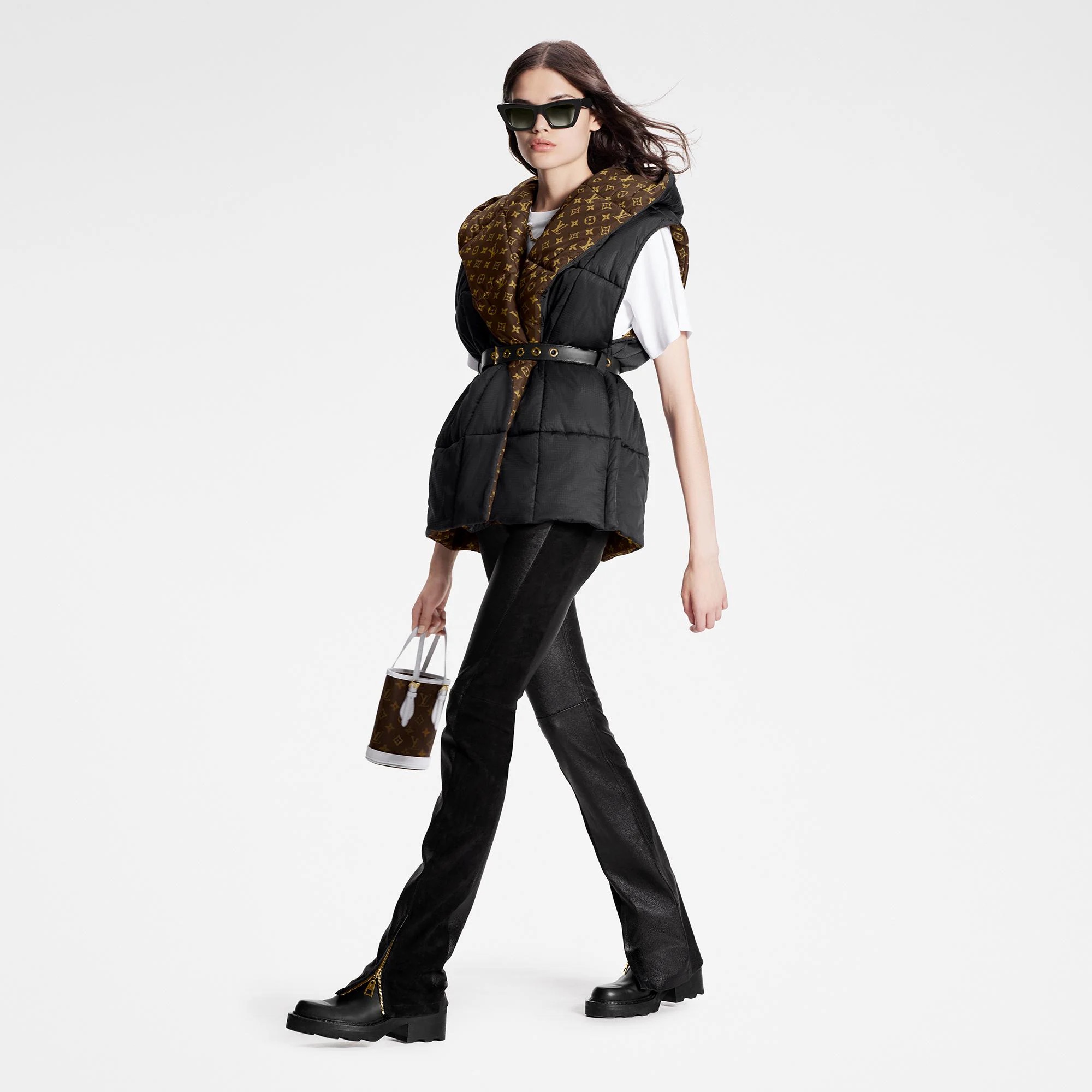(W) Louis Vuitton Sleeveless Pillow Puffer Wrap Jacket Black 착용 스타일 - 2