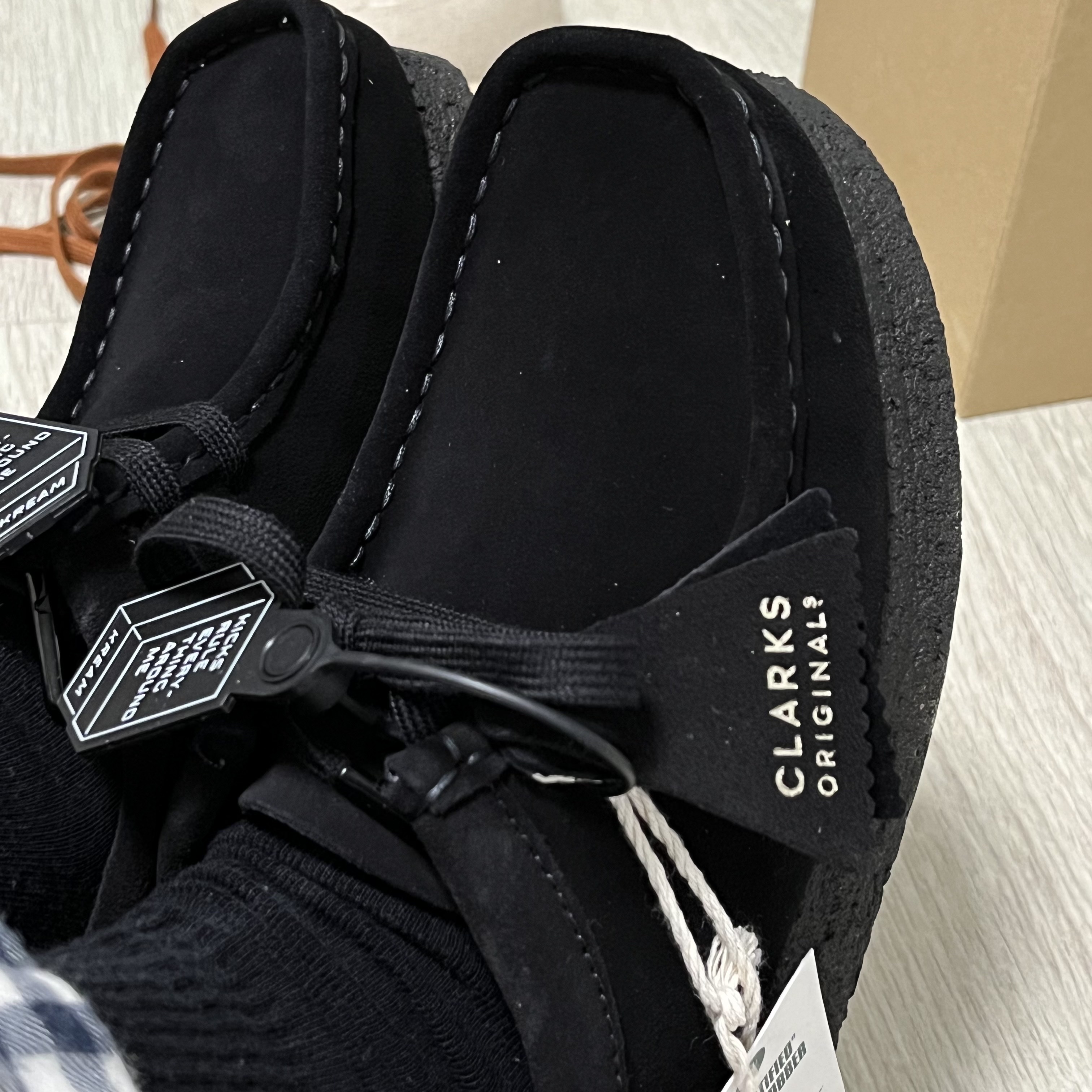 (W) Clarks Wallabee Black Suede 착용 스타일 - 1