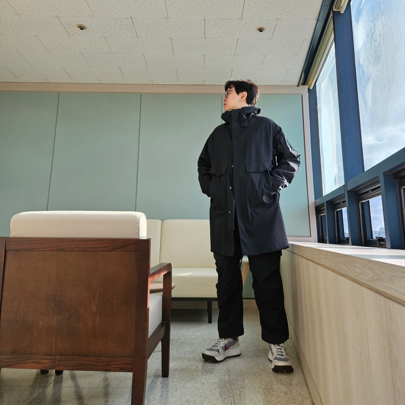 C.P. Company Metropolis Series Gore-Tex 3L Infinium Belted Coat Total Eclipse Blue - 23SS, Nike ACG Smith Summit Cargo Pants Black - Asia 착용 스타일 - 2