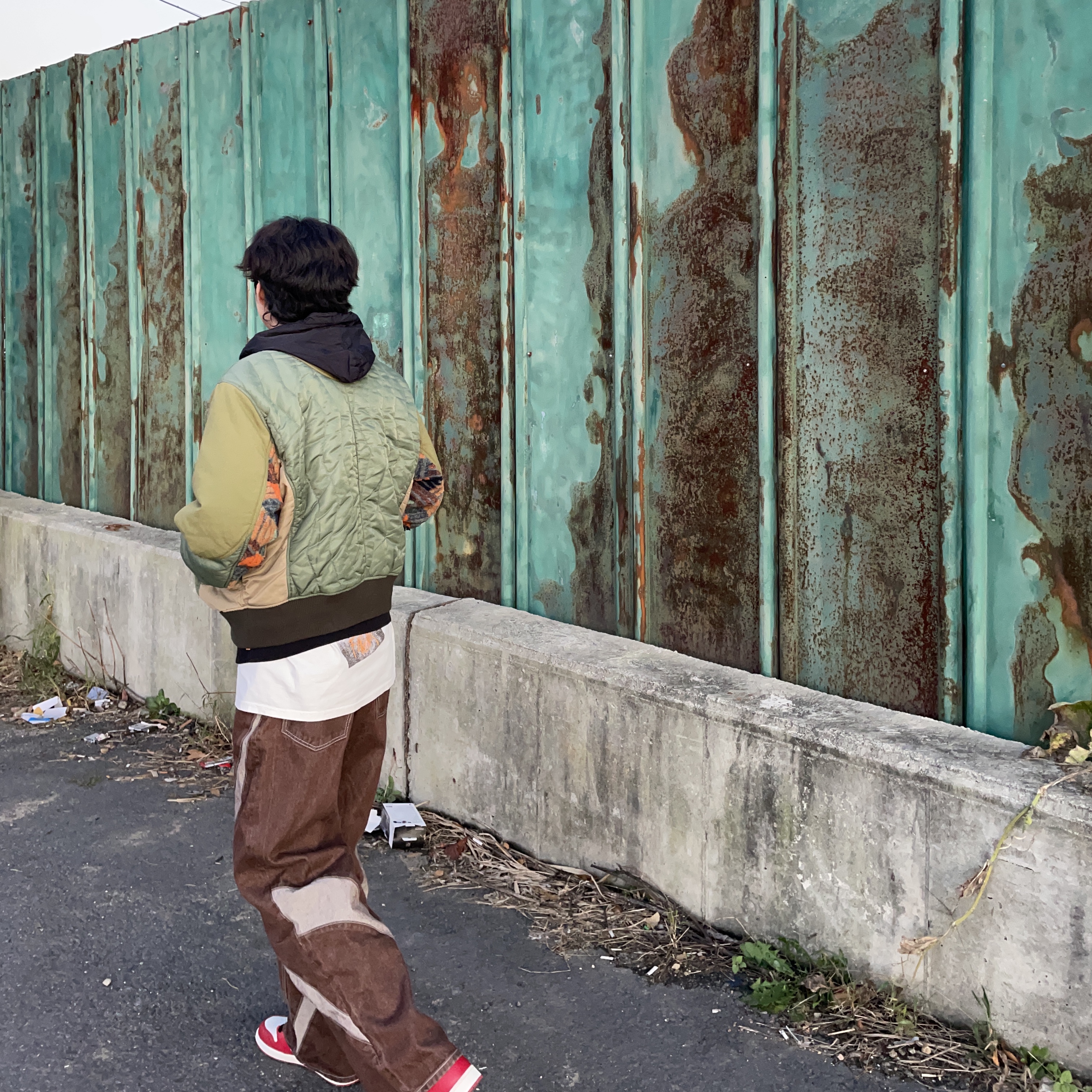 Andersson Bell x Asics Contrast Quilting Bomber Jacket Khaki, IAB Studio Woven Hoodie Black 착용 스타일 - 2