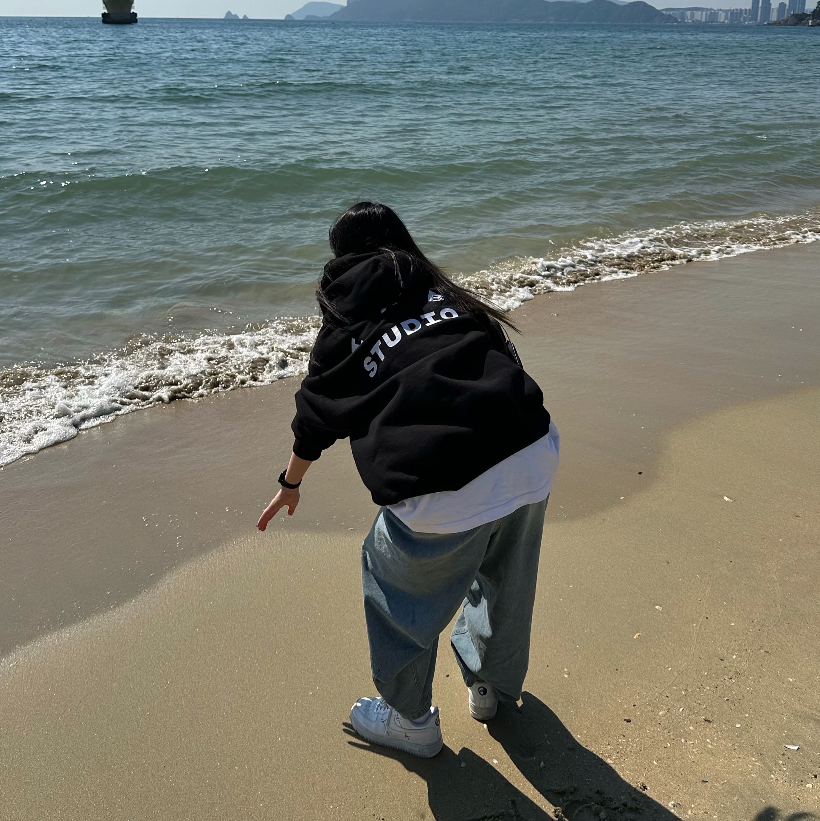 IAB Studio Hoodie Black White 착용 스타일