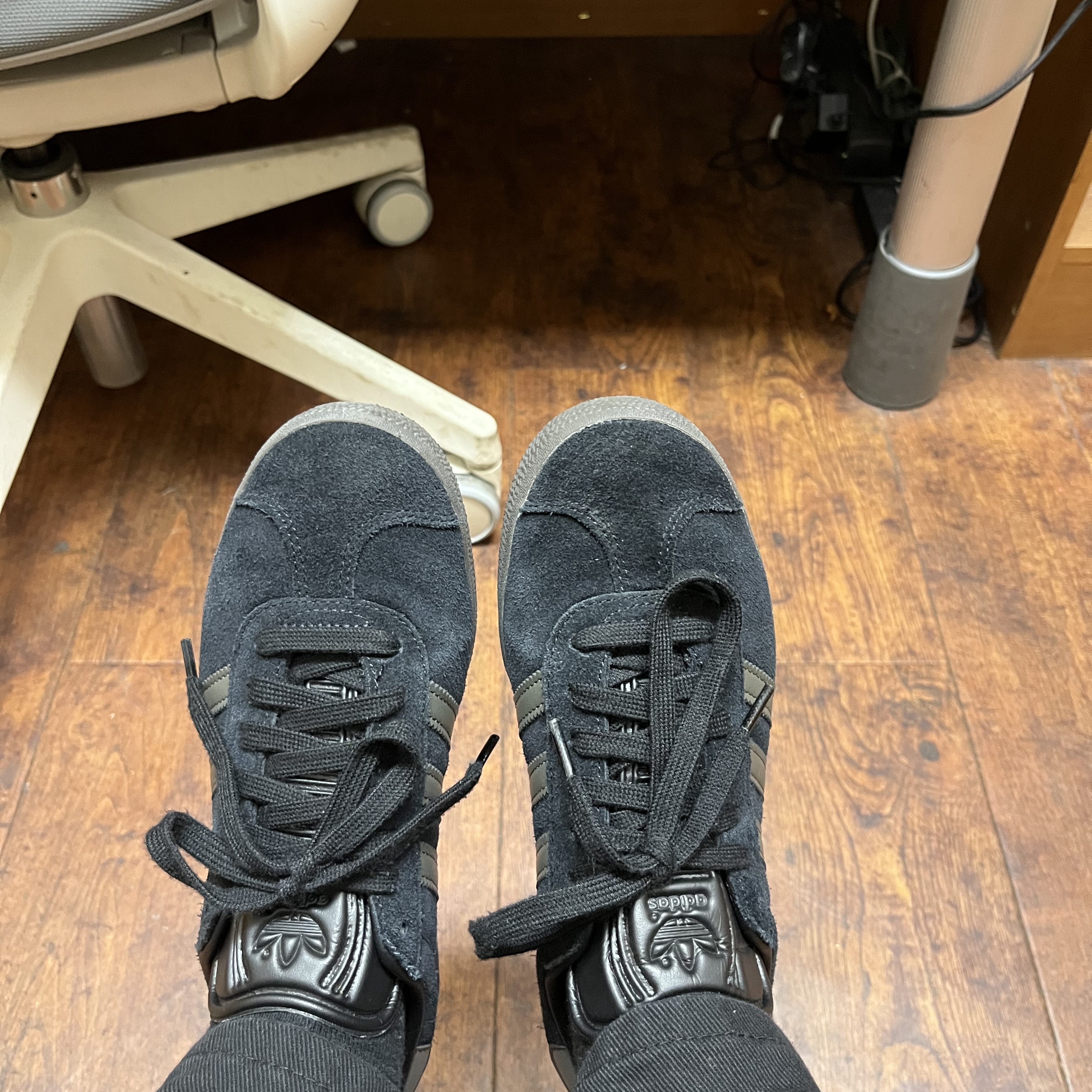 Adidas Gazelle Core Black Gold Metallic Gum 착용 스타일 - 2
