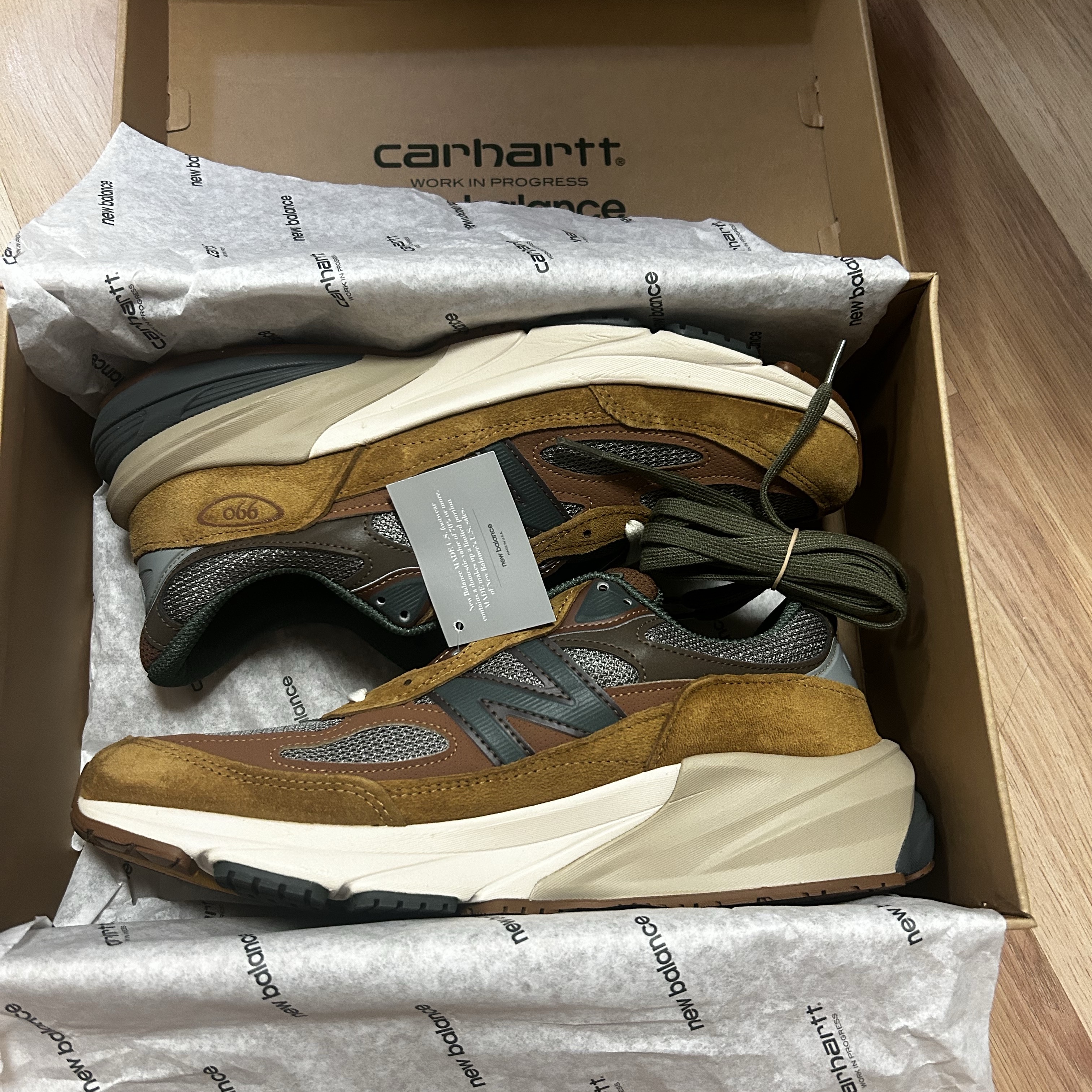 New Balance x Carhartt WIP 990v6 Made in USA Hamilton Brown Military Green 착용 스타일 - 4