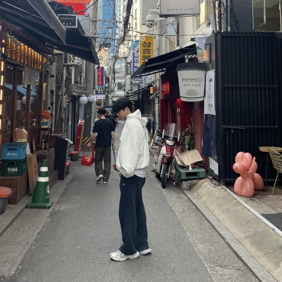 Yeezy Gap Engineered By Balenciaga Dove Hoodie White, Balenciaga 3XL Sneakers Light Beige 착용 스타일 - 1
