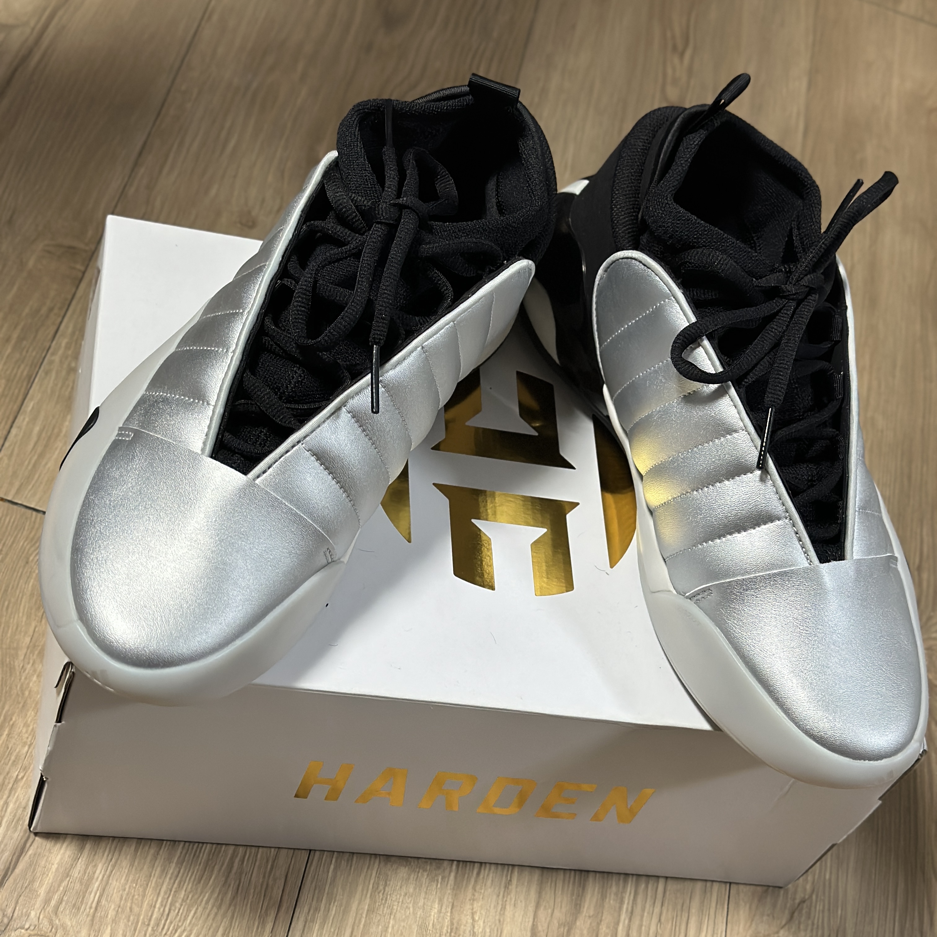Adidas Harden Vol. 7 Silver Metallic Core Black 착용 스타일 - 2