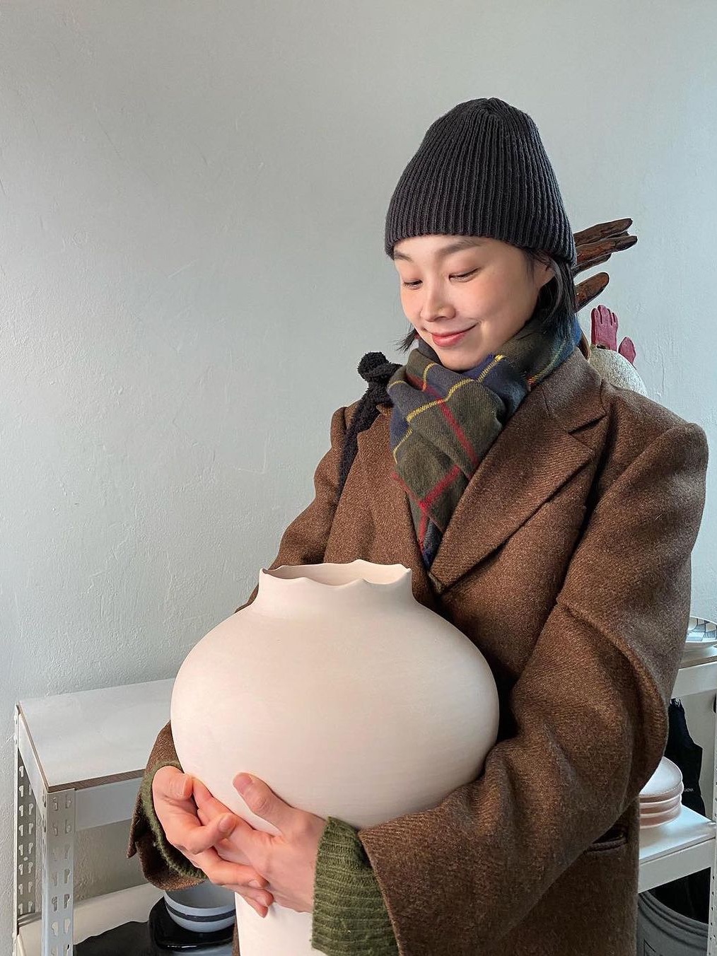 Acne Studios Mohair Check Muffler Fuchsia Lilac Pink, Acne Studios Mohair Check Muffler Pastel Blue Beige 착용 스타일 - 5