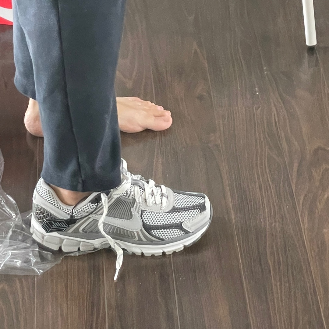 Nike Zoom Vomero 5 PRM Light Iron Ore and Flat Fewter 착용 스타일