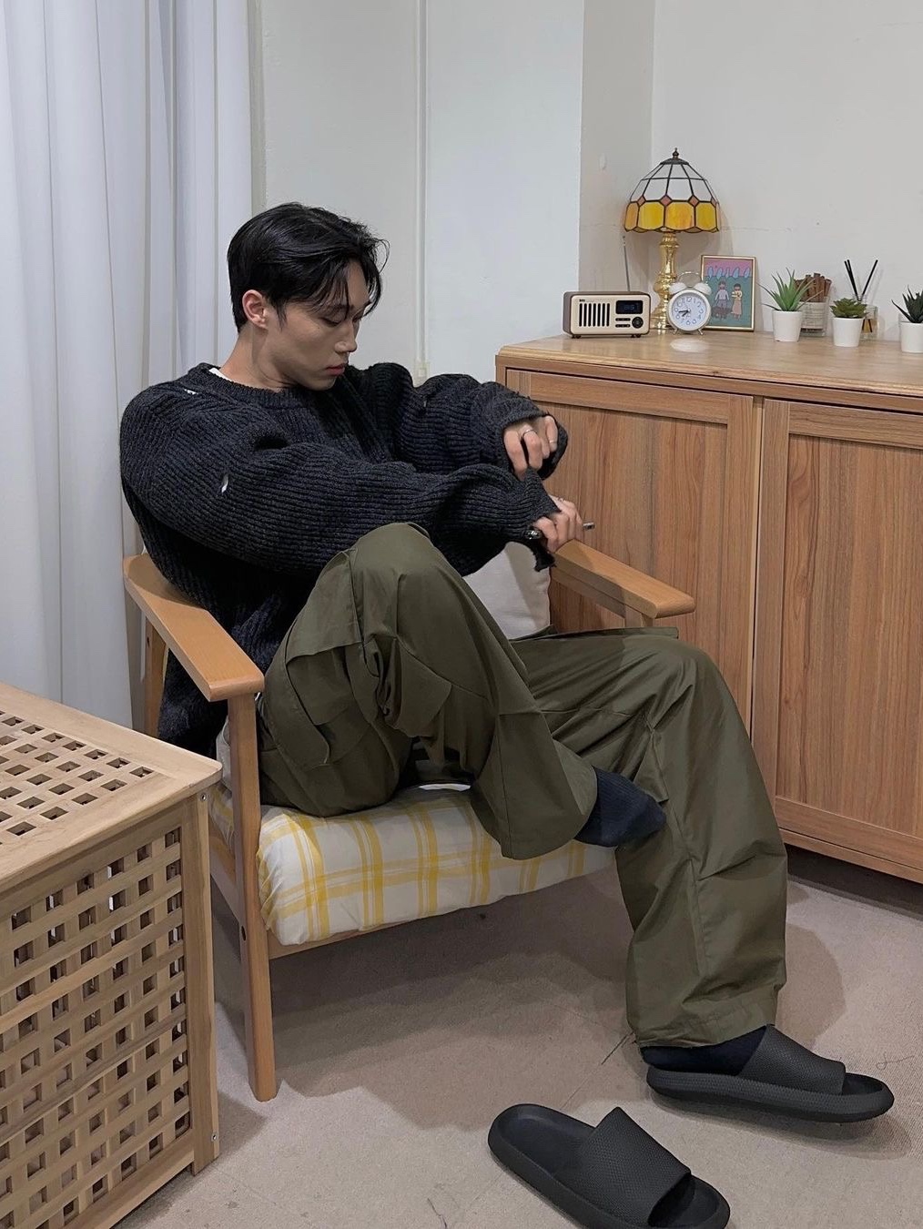 STU Destroyed Knit Charcoal with Name Tag 착용 스타일