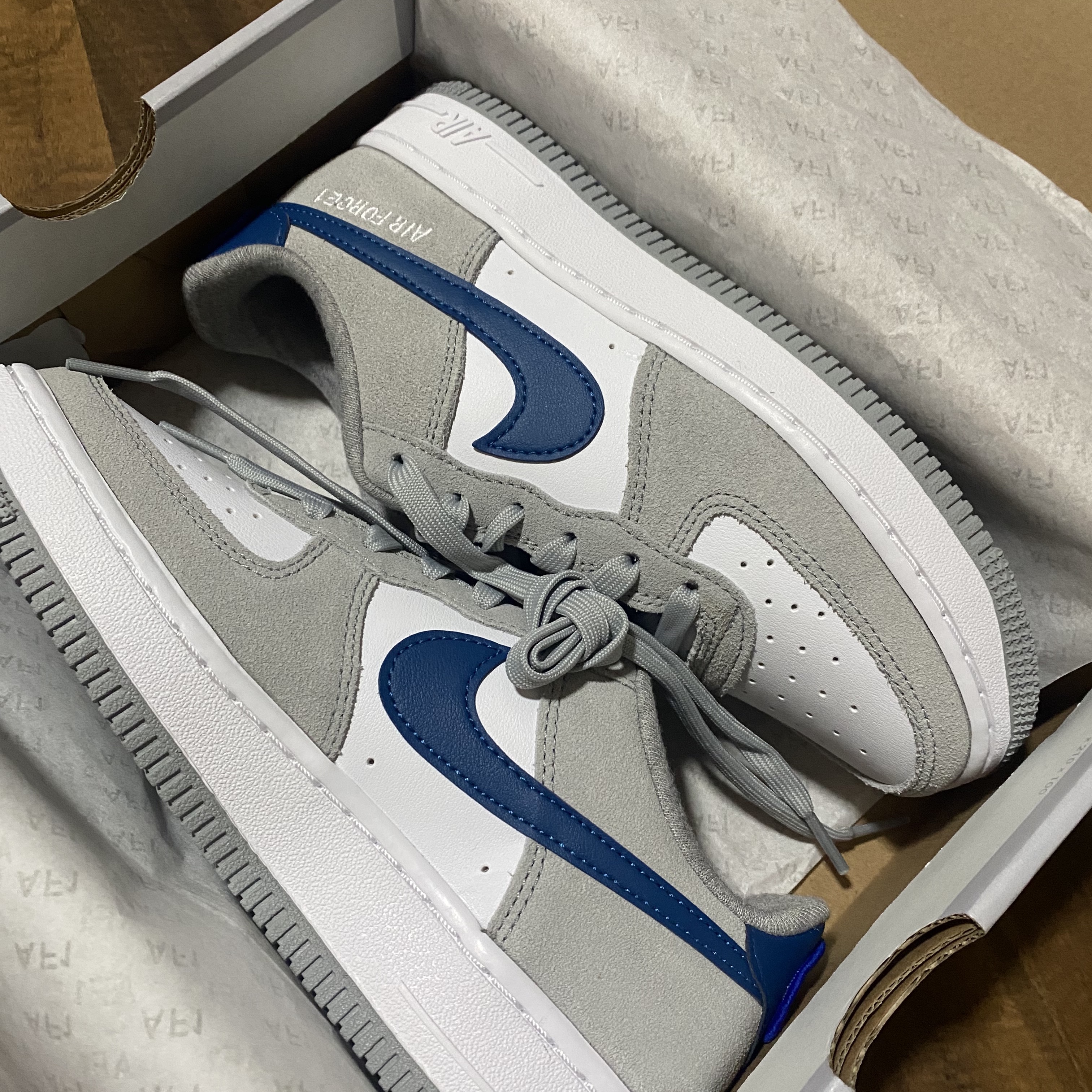 (GS) Nike Air Force 1 LV8 Athletic Club Light Smoke Grey Marina 착용 스타일
