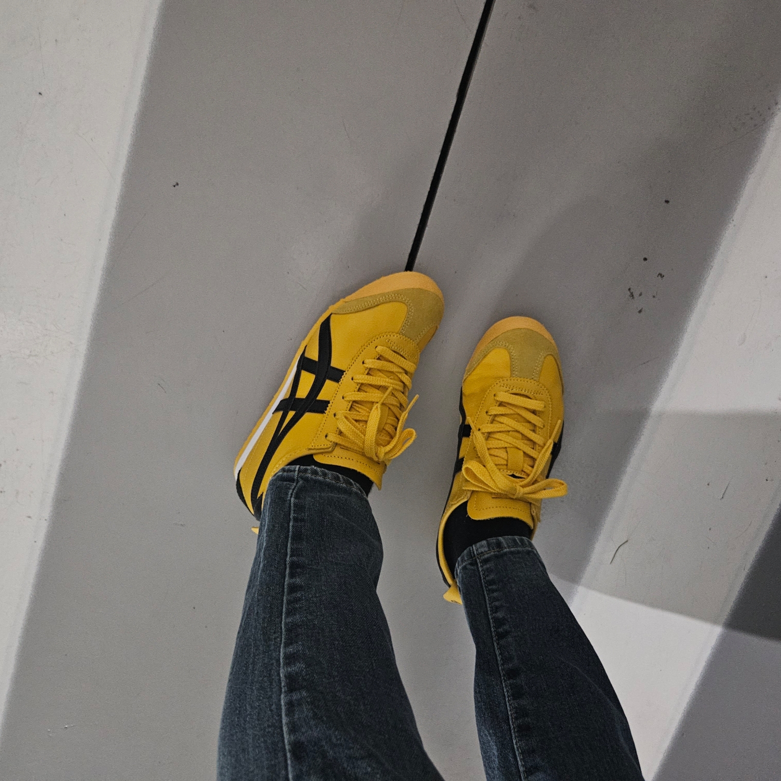 Onitsuka Tiger Mexico 66 Yellow Black 착용 스타일