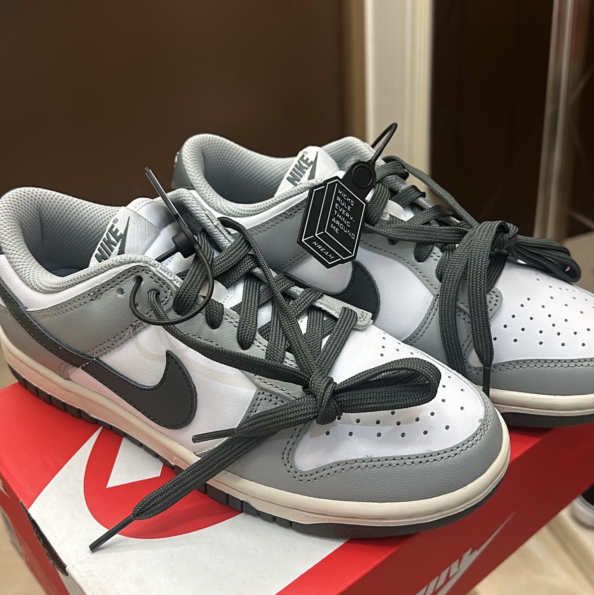 (W) Nike Dunk Low Light Smoke Grey, Maison Mihara Yasuhiro Peterson OG Sole Canvas Low Sneakers Black 착용 스타일 - 2