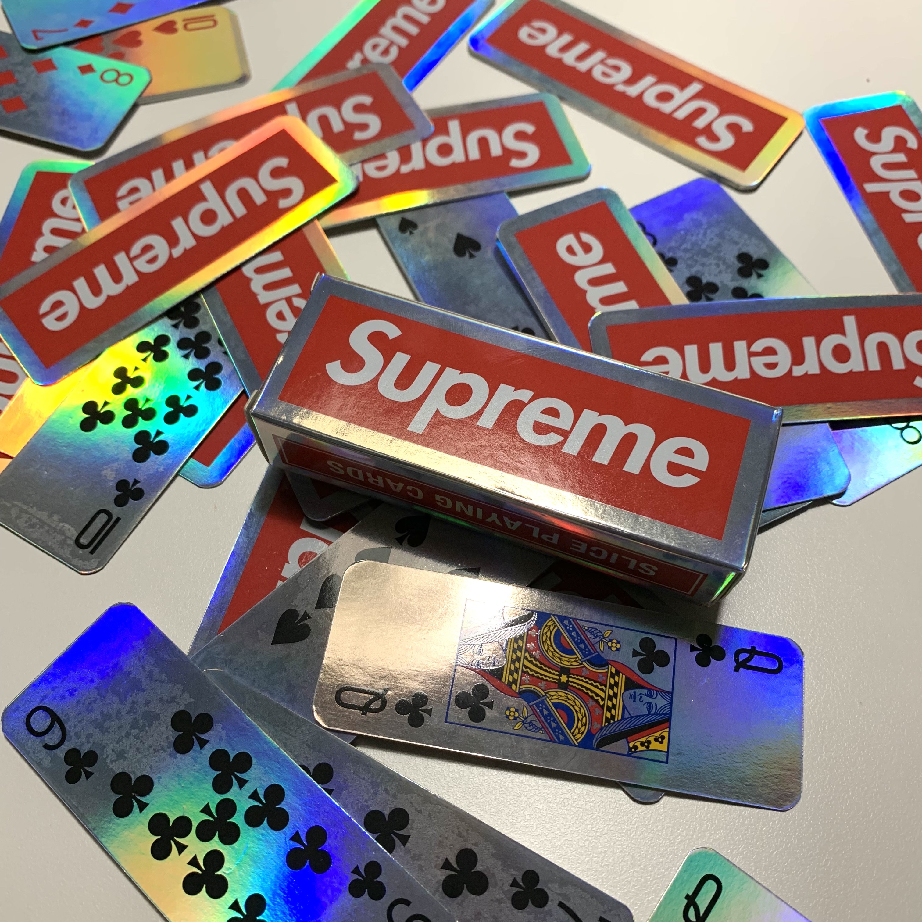 Supreme x Bicycle Holographic Slice Cards Holographic - 23FW 착용 스타일 - 3