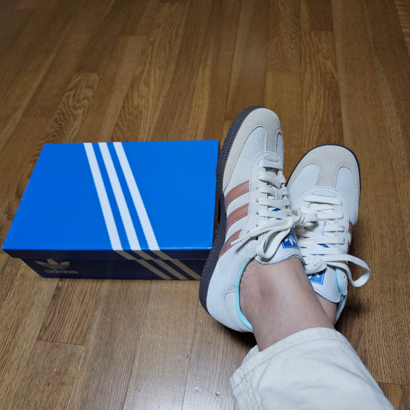 Adidas Samba OG Crystal White Clay Strata 착용 스타일