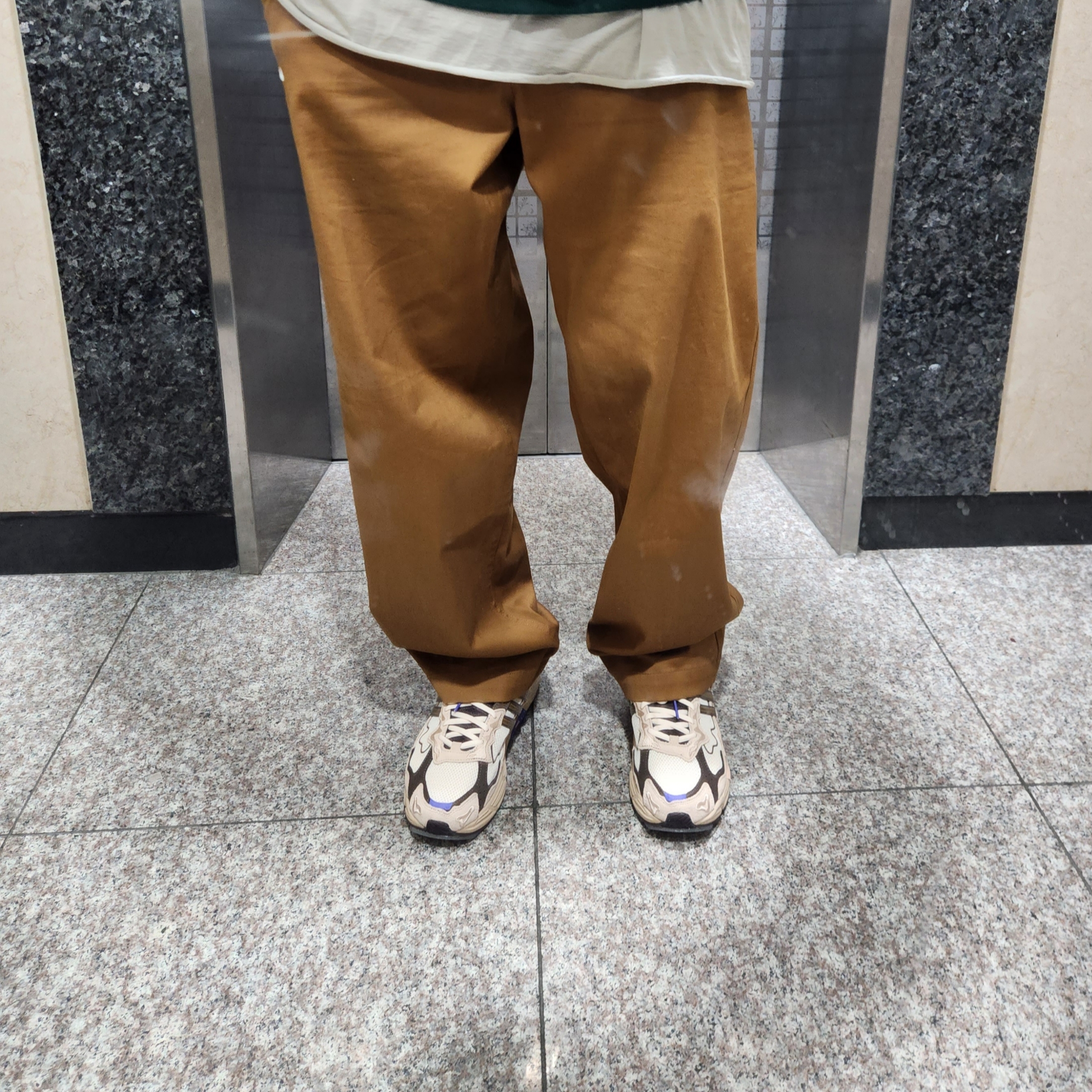 Adidas x Bad Bunny Response CL Ecru Tint 착용 스타일 - 4