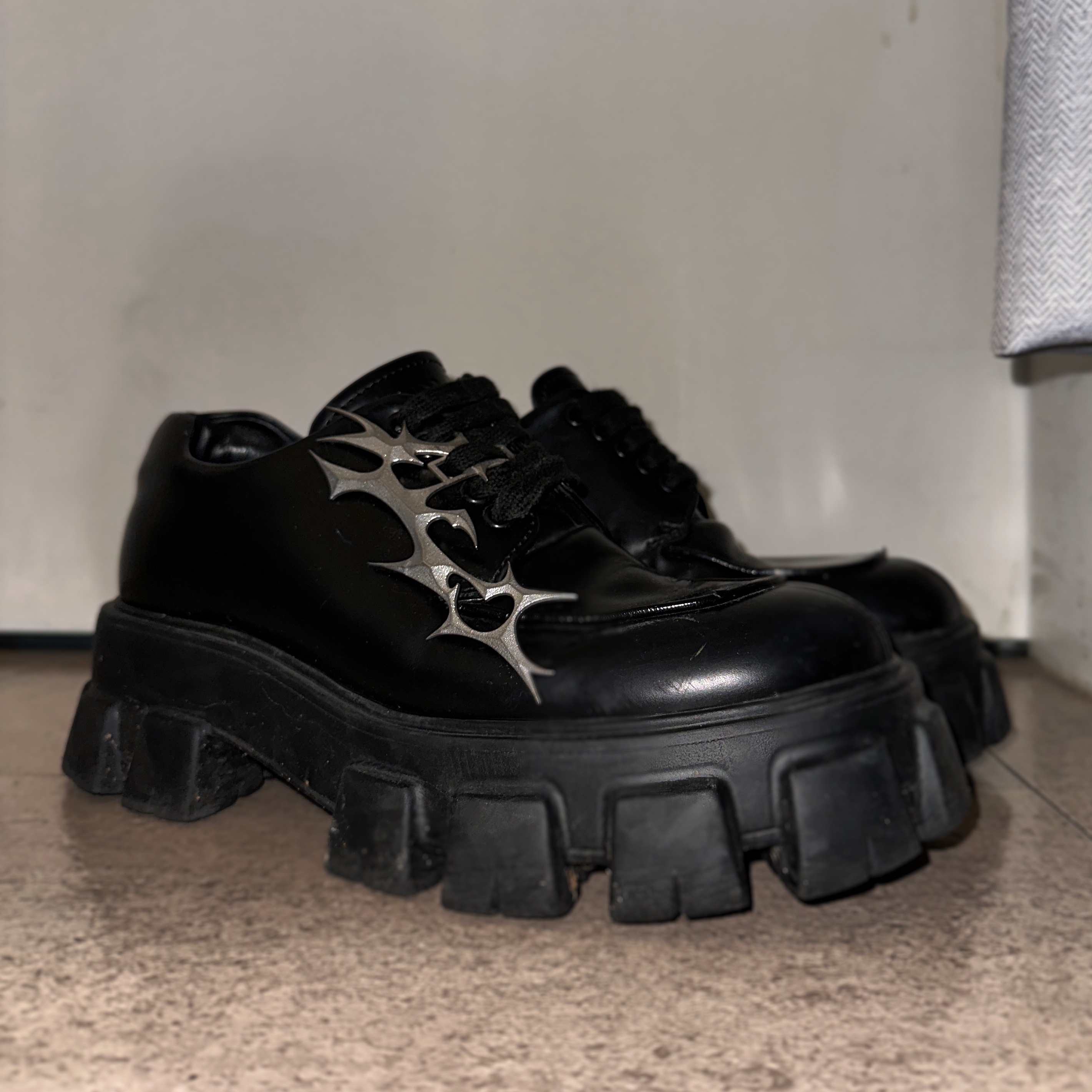 Test Artifact TASH Dubre 001 Steel, Prada Monolith Nuanced Brushed Leather Lace-Up Shoes Black Silver 착용 스타일 - 1