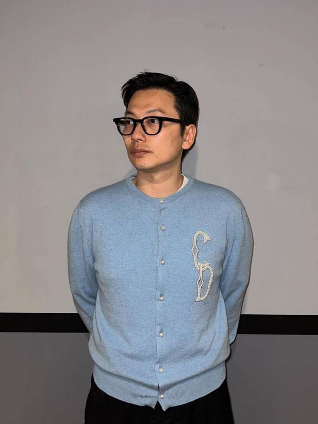 (W) Maison Kitsune Double Fox Head Patch R-Neck Cardigan Pale Blue, (W) Vivienne Westwood Red Label Fine Wool Basic Round Collar Cardigan Navy 착용 스타일 - 2