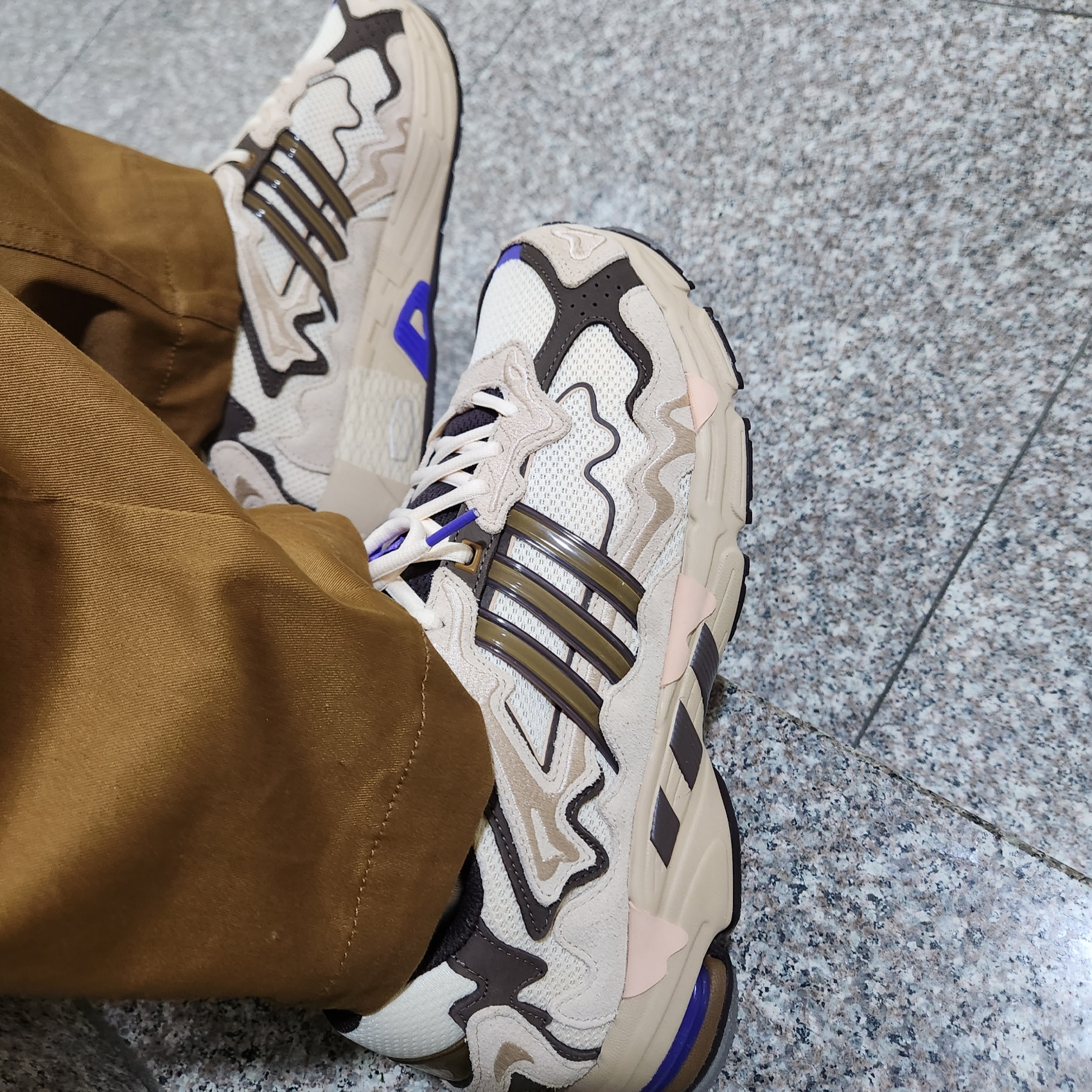 Adidas x Bad Bunny Response CL Ecru Tint 착용 스타일 - 3