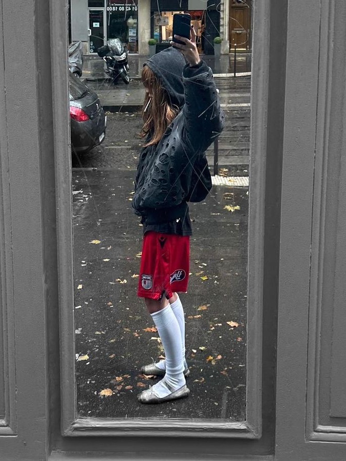 (W) Matin Kim Over Knee Socks White, (W) Dior High Socks Black Technical Cotton Mesh 착용 스타일 - 3