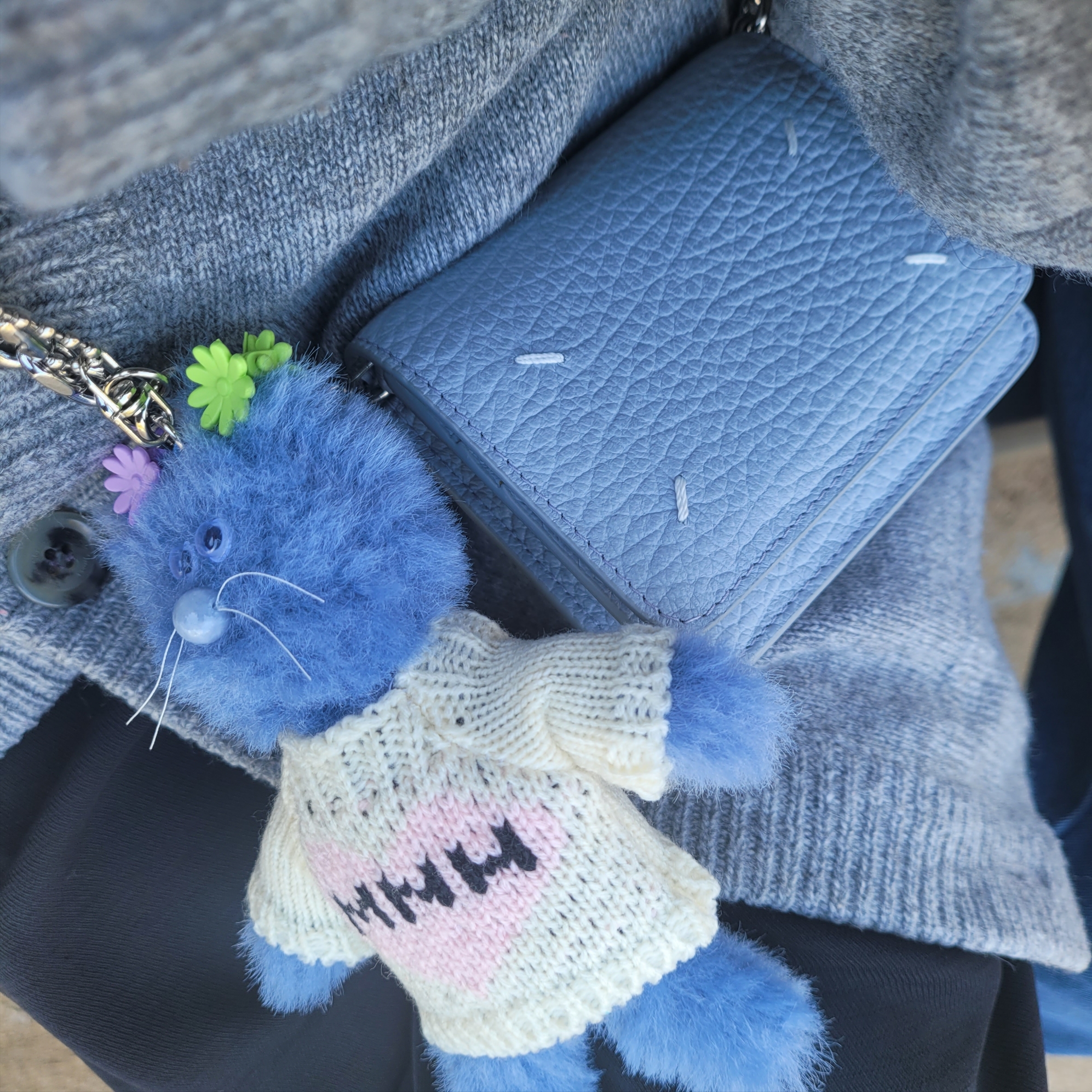 Monamhee Love Flexy Keyring Blue 착용 스타일