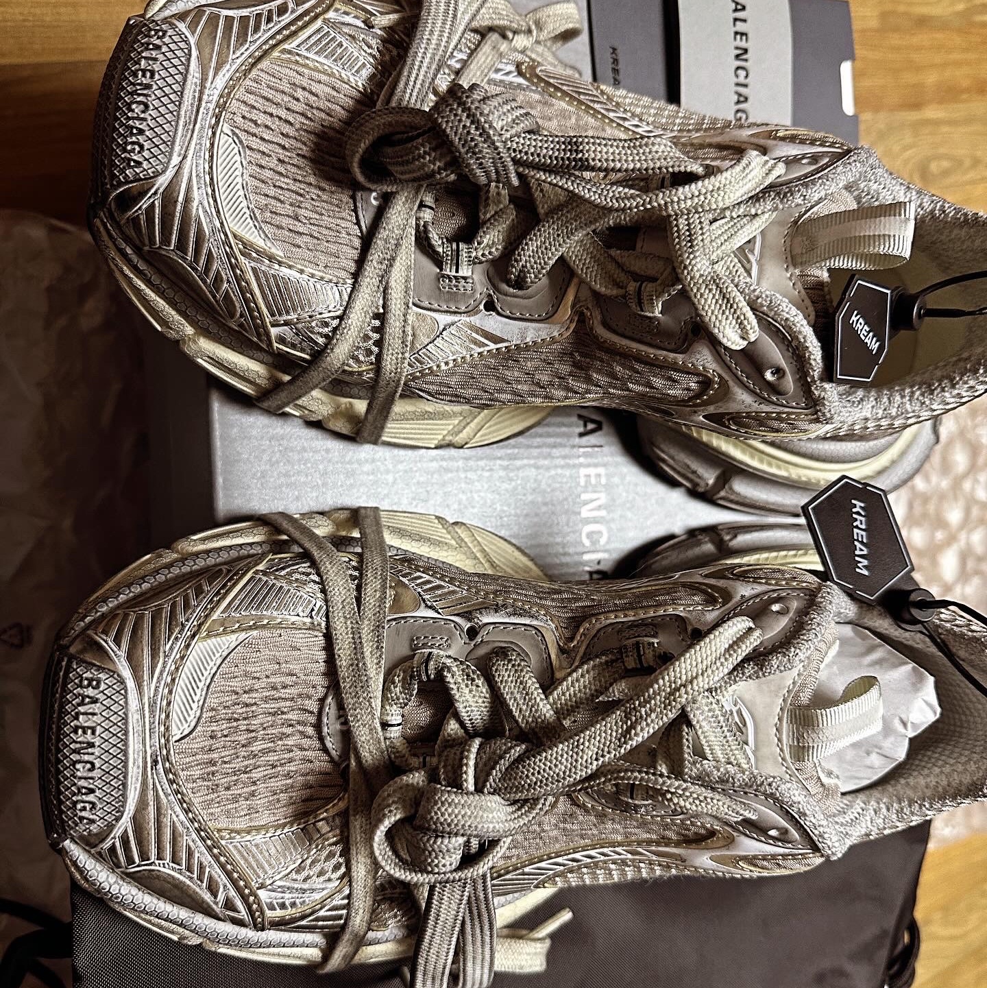 Balenciaga 3XL Sneakers Light Beige 착용 스타일 - 2