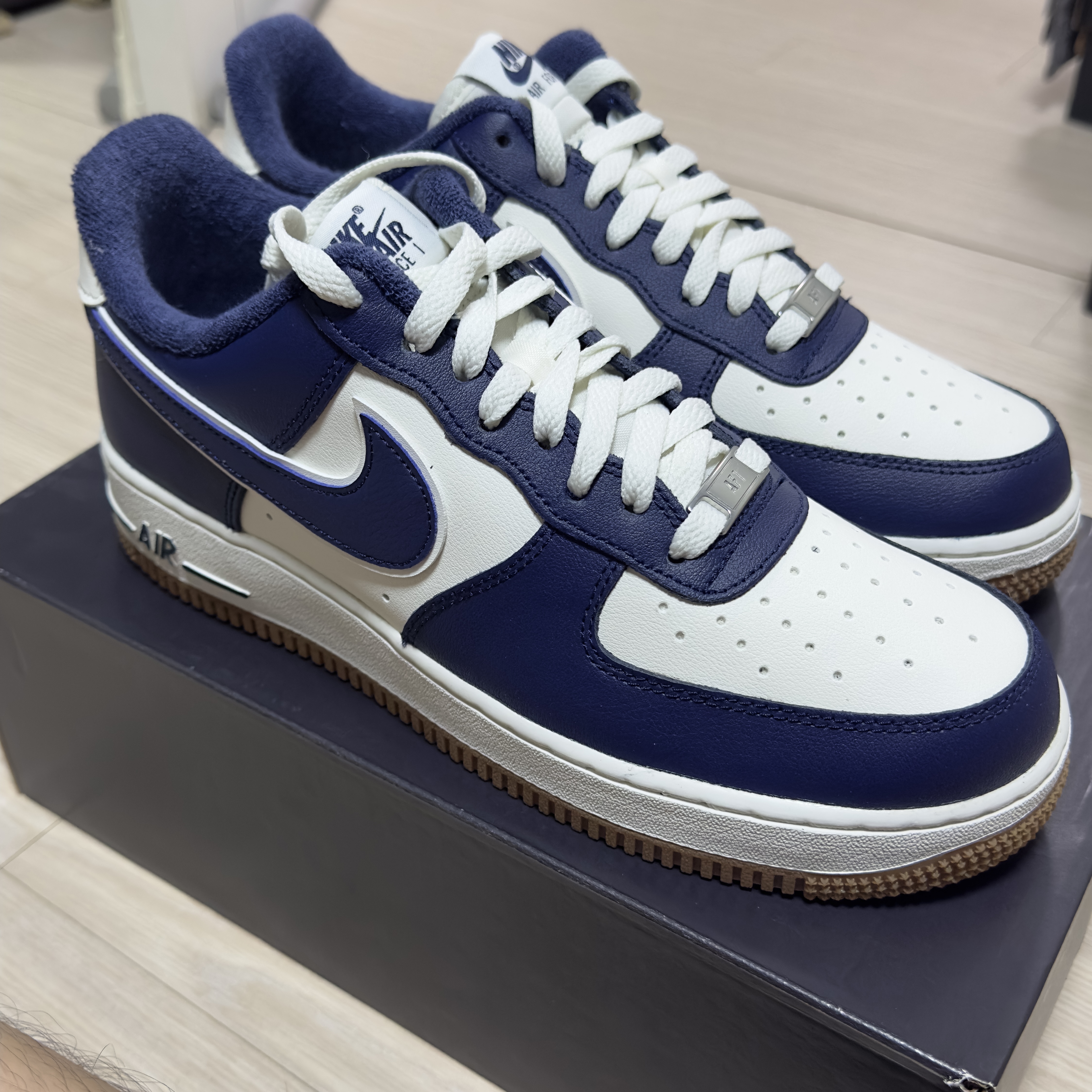 Nike Air Force 1 '07 LV8 Midnight Navy 착용 스타일 - 1