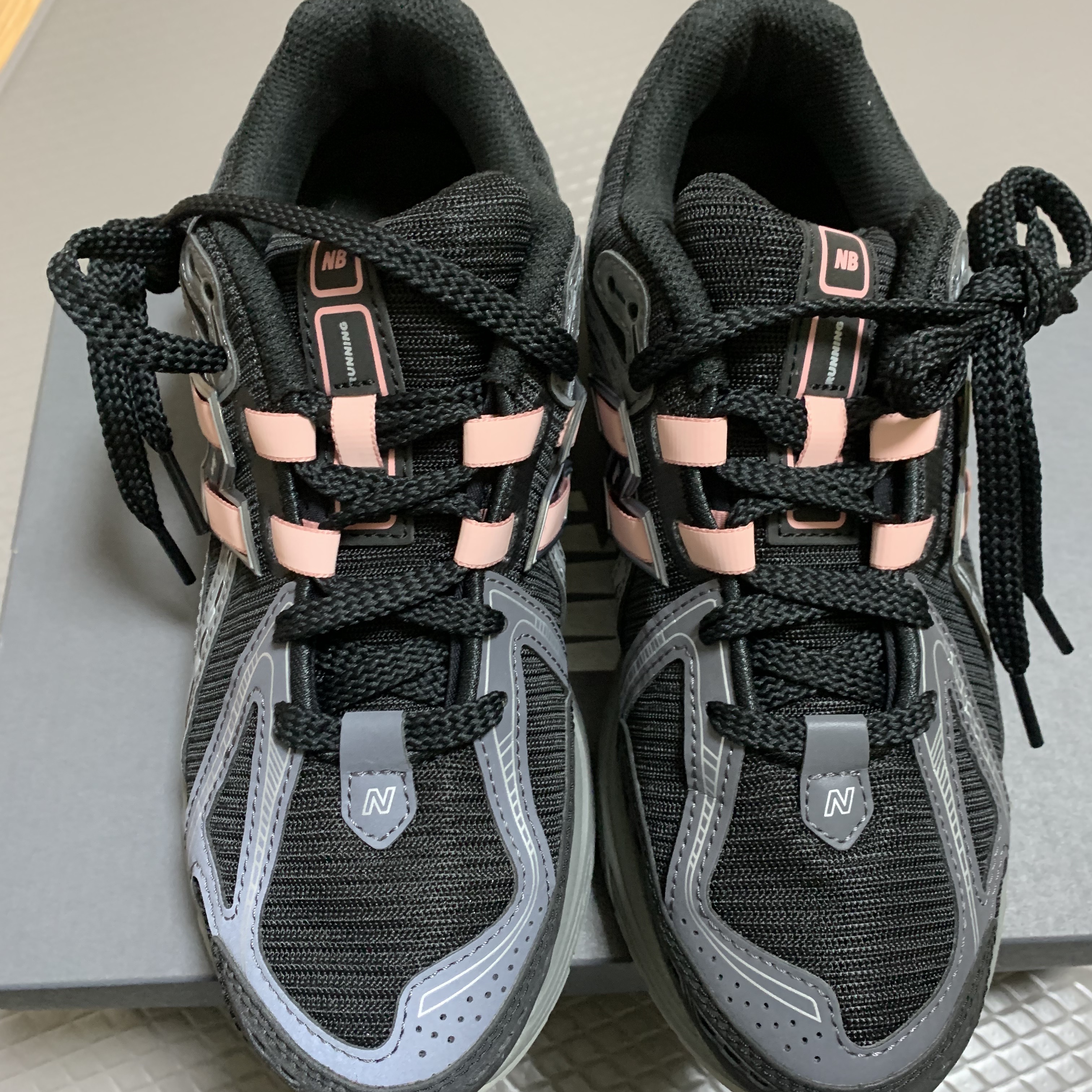 New Balance 1906R Black Pink Moon 착용 스타일 - 1