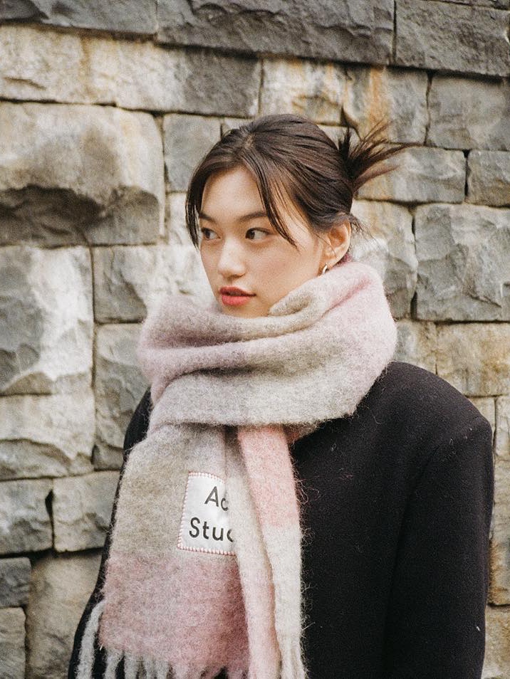 Acne Studios Mohair Check Muffler Fuchsia Lilac Pink, Acne Studios Mohair Check Muffler Pastel Blue Beige 착용 스타일 - 2