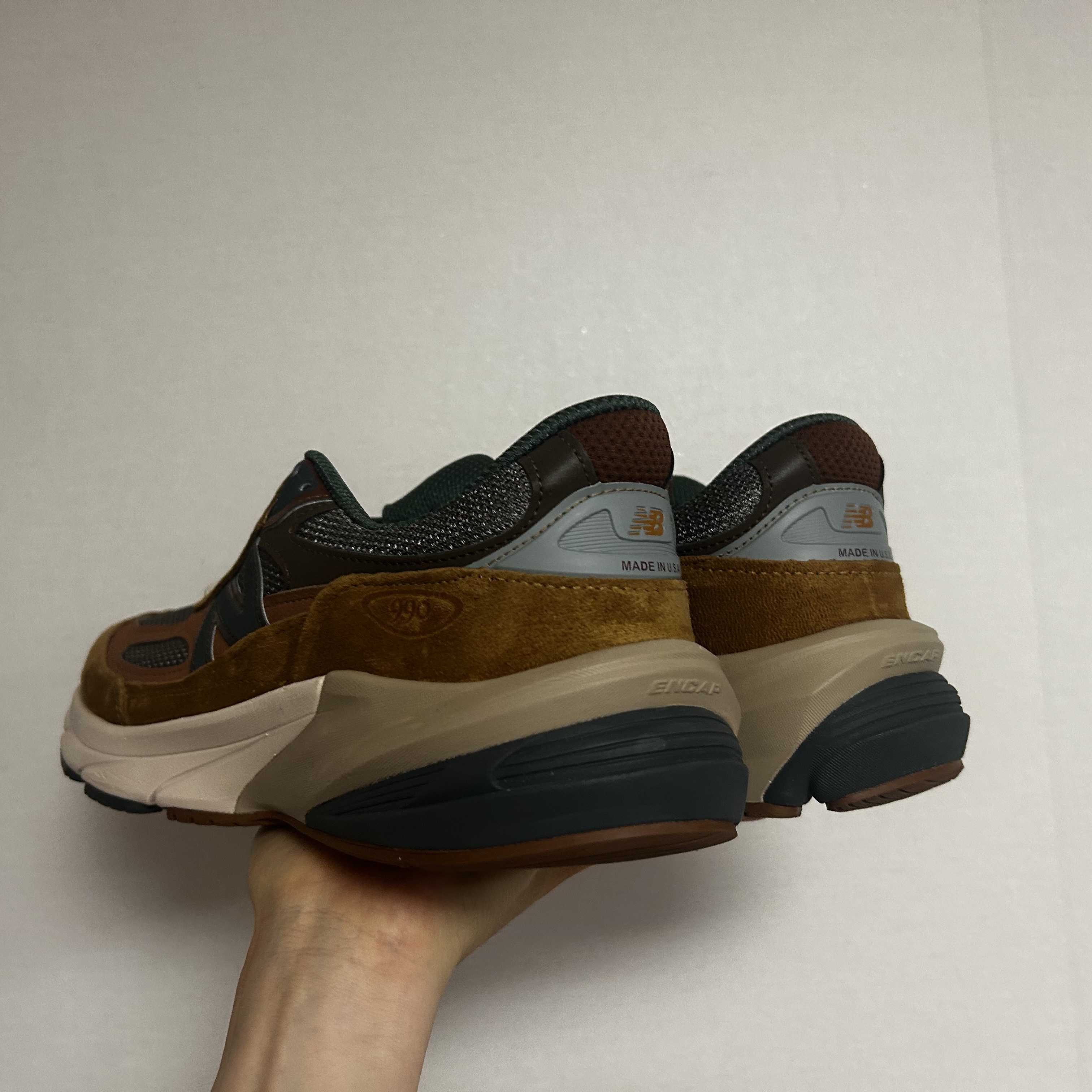 New Balance x Carhartt WIP 990v6 Made in USA Hamilton Brown Military Green 착용 스타일 - 3