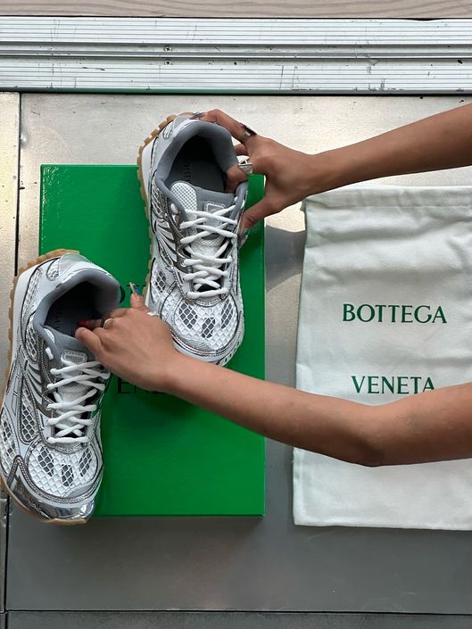 Bottega Veneta Orbit Sneaker Silver Parakeet, (W) Bottega Veneta Orbit Sneaker Silver White 착용 스타일 - 3