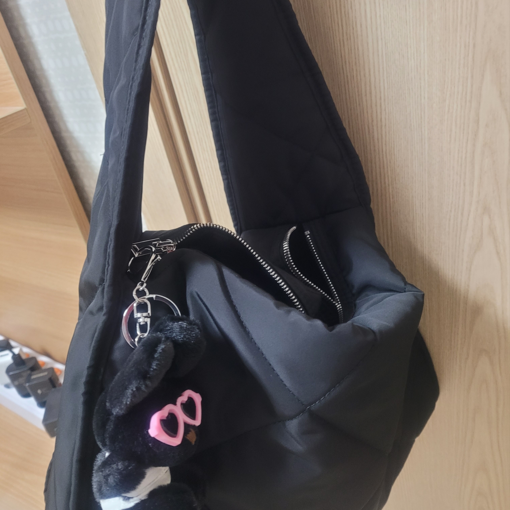 COS Diamond Quilted Hand Bag Black 착용 스타일