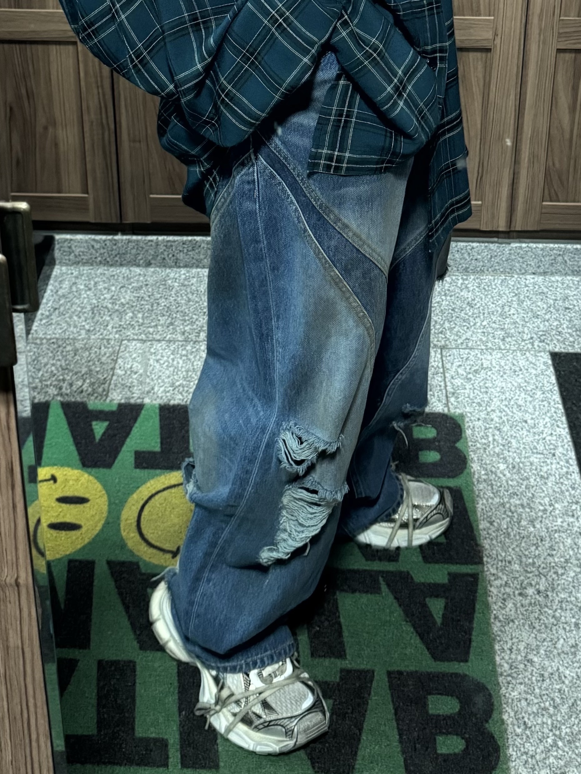 Civision by CSC Vision Distressed Denim Pants Washed Blue, Balenciaga 3XL Sneakers Beige 착용 스타일 - 2