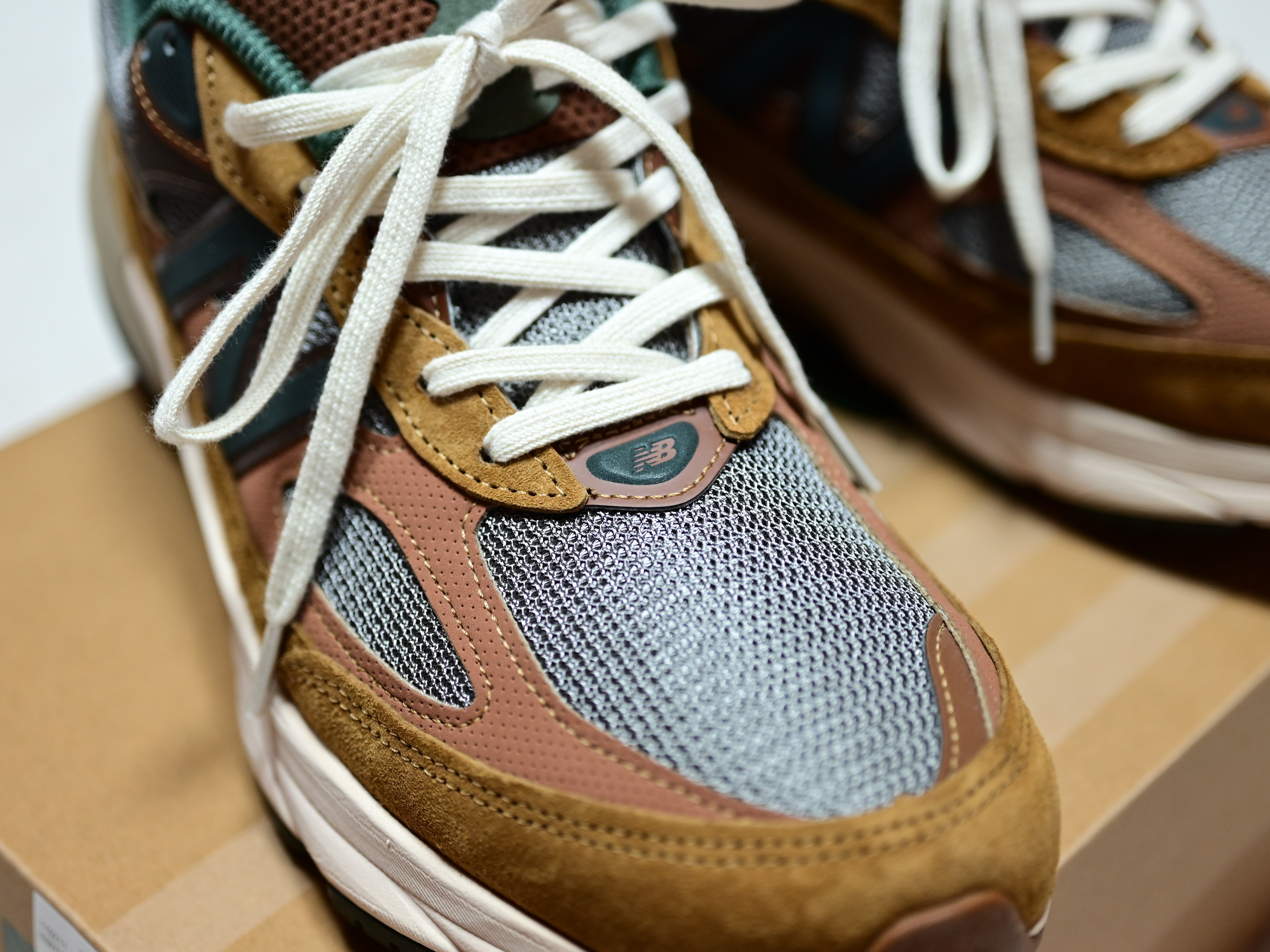New Balance x Carhartt WIP 990v6 Made in USA Hamilton Brown Military Green 착용 스타일 - 2